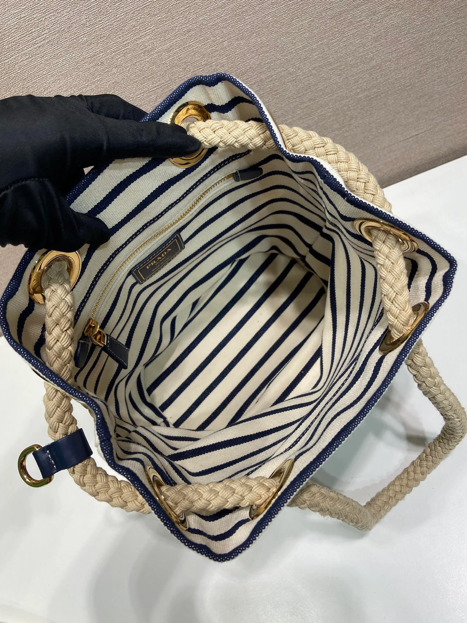 💰1160🎉New Bucket Bag🎉1BE082 Striped Style🎉🎉 This fabric bucket bag is decorated with nautical striped patterns to add color to the look. The design of the bottom is inspired by espadrilles, and the rope is another detail element symbolizing the nautical world, which together create a strong summer style. Top-grade hardware, large capacity, very casual and fashionable, a must-have for summer, and a popular style that will never go out of style. Baby, hurry up and get it🎉🎉 Length 28x Height 23.5x Bottom 15cm🎉🎉🎉💰💰💰