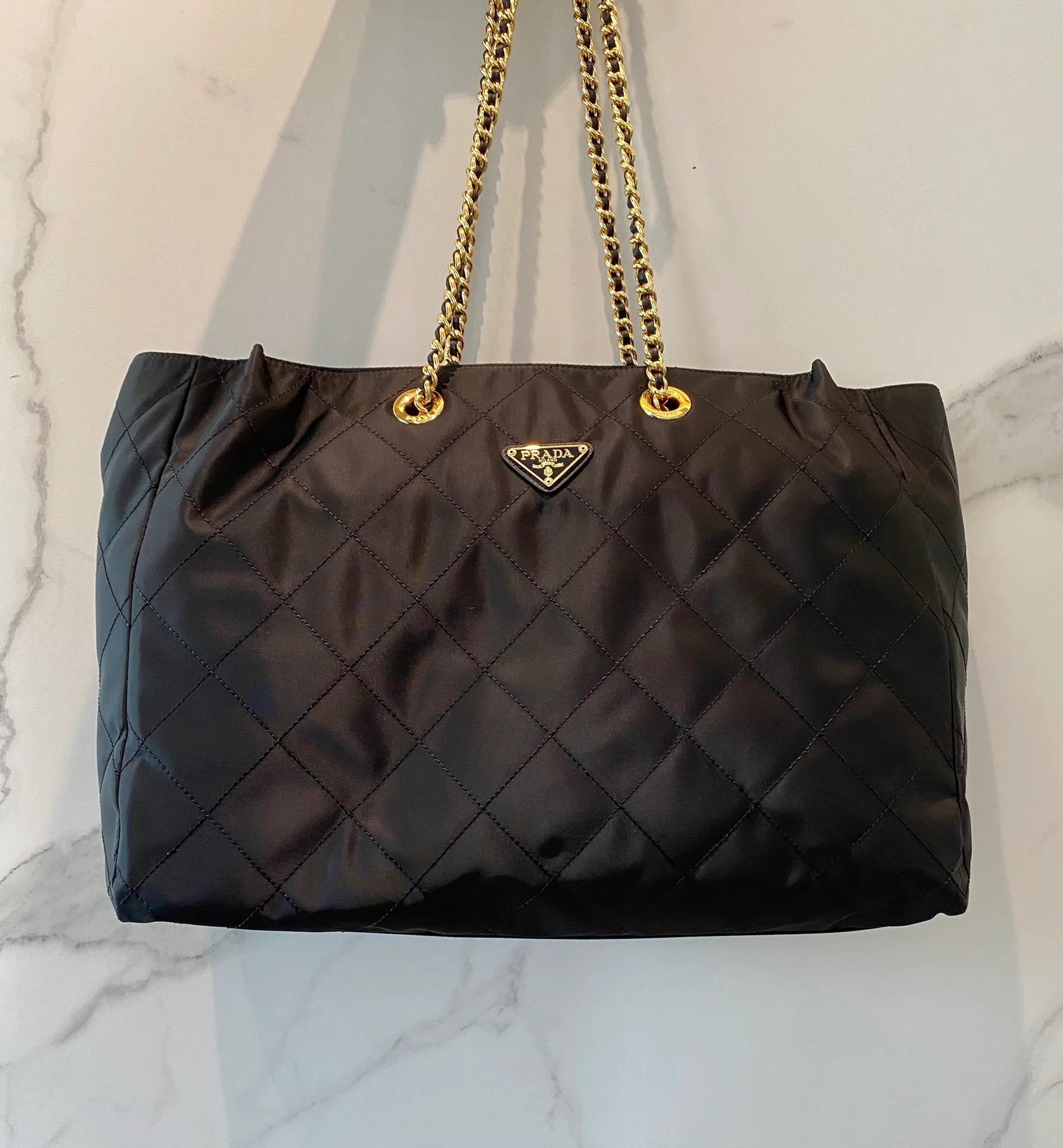 💰1260🎉Extra large second-hand bag🎉🎉1BD629🎉 This Vintage second-hand chain diamond hobo bag has a great design👏👏 Purely handmade nylon rhombus design, can be worn on one shoulder, across the body, or carried on the street. The imported black gold chain is really the eternal theme of vintage😘😘It is simple and elegant, and the capacity is very large👍The upper body is particularly trendy, versatile and fashionable. No matter casual or formal, they all have a stable temperament. Hurry up and get it🙊I love this second-hand hobo bag so much😘😘 Length 43x Height 35x Bottom 10cm