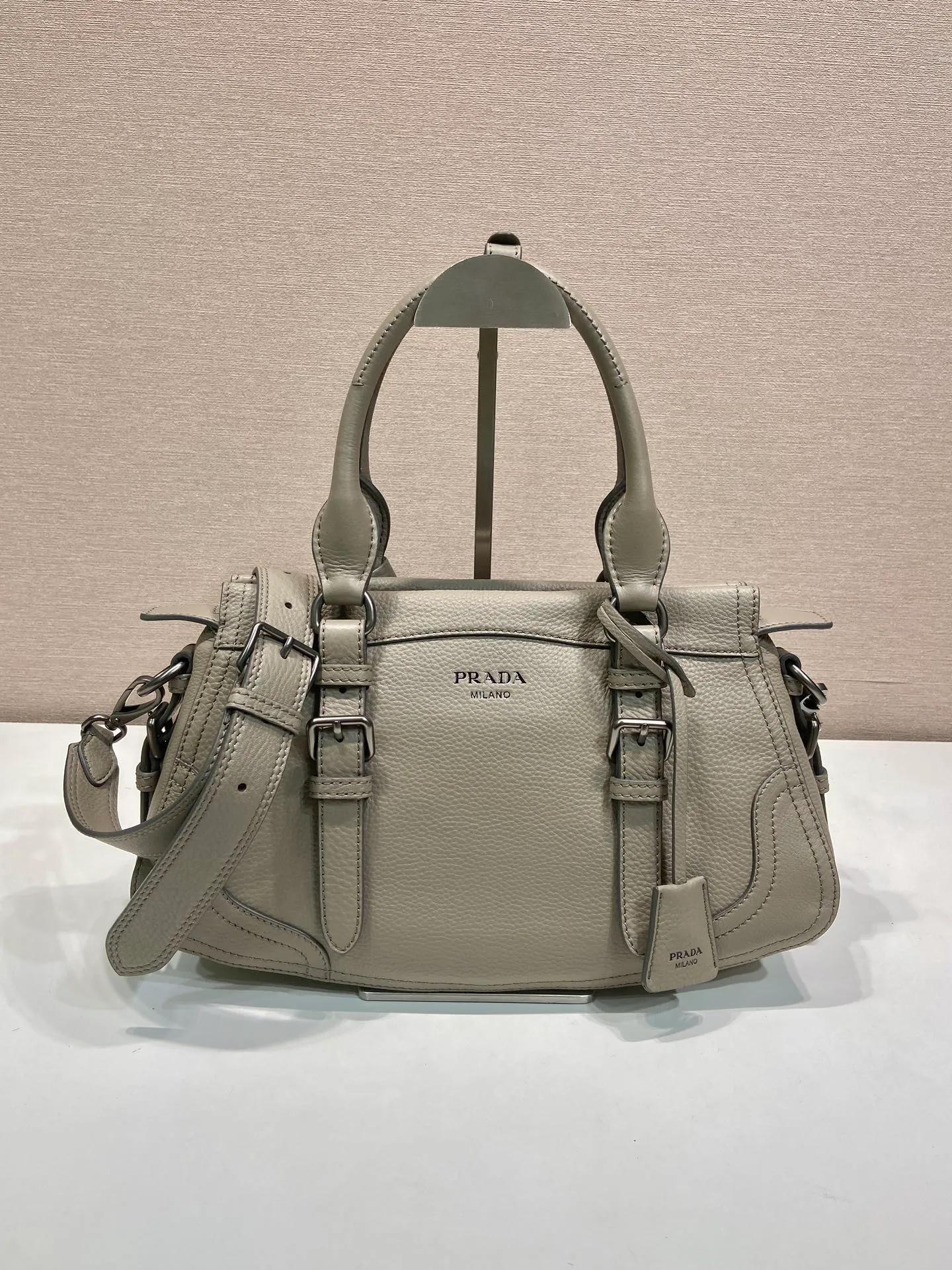 🎉New🎉1BG604🎉🎉 This simple, versatile style is made from richly textured irregular-grain leather and comes with a detachable shoulder strap, allowing the accessory to be worn in different ways. Leather handles, detachable key ring, embossed logo on the front, zipper closure, logo-printed nylon lining, two pockets, one of which is zippered, large capacity and can be carried by hand/crossbody/shoulder. Hurry up and get it, it’s another popular style that will never go out of style🎉🎉 Length 35x Height 22x Bottom 11cm🎉🎉🎉💰💰💰