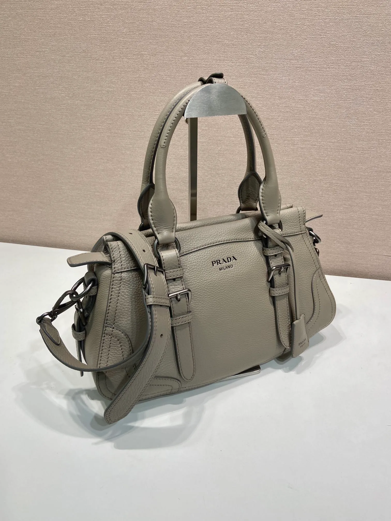 🎉New🎉1BG604🎉🎉 This simple, versatile style is made from richly textured irregular-grain leather and comes with a detachable shoulder strap, allowing the accessory to be worn in different ways. Leather handles, detachable key ring, embossed logo on the front, zipper closure, logo-printed nylon lining, two pockets, one of which is zippered, large capacity and can be carried by hand/crossbody/shoulder. Hurry up and get it, it’s another popular style that will never go out of style🎉🎉 Length 35x Height 22x Bottom 11cm🎉🎉🎉💰💰💰