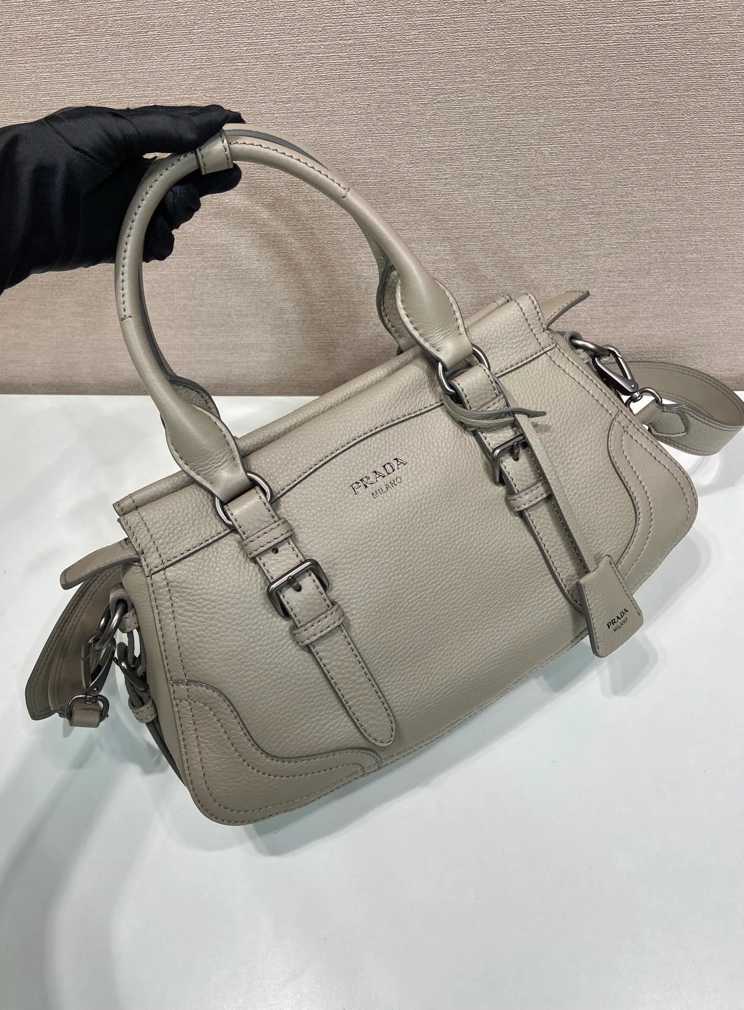 🎉New🎉1BG604🎉🎉 This simple, versatile style is made from richly textured irregular-grain leather and comes with a detachable shoulder strap, allowing the accessory to be worn in different ways. Leather handles, detachable key ring, embossed logo on the front, zipper closure, logo-printed nylon lining, two pockets, one of which is zippered, large capacity and can be carried by hand/crossbody/shoulder. Hurry up and get it, it’s another popular style that will never go out of style🎉🎉 Length 35x Height 22x Bottom 11cm🎉🎉🎉💰💰💰