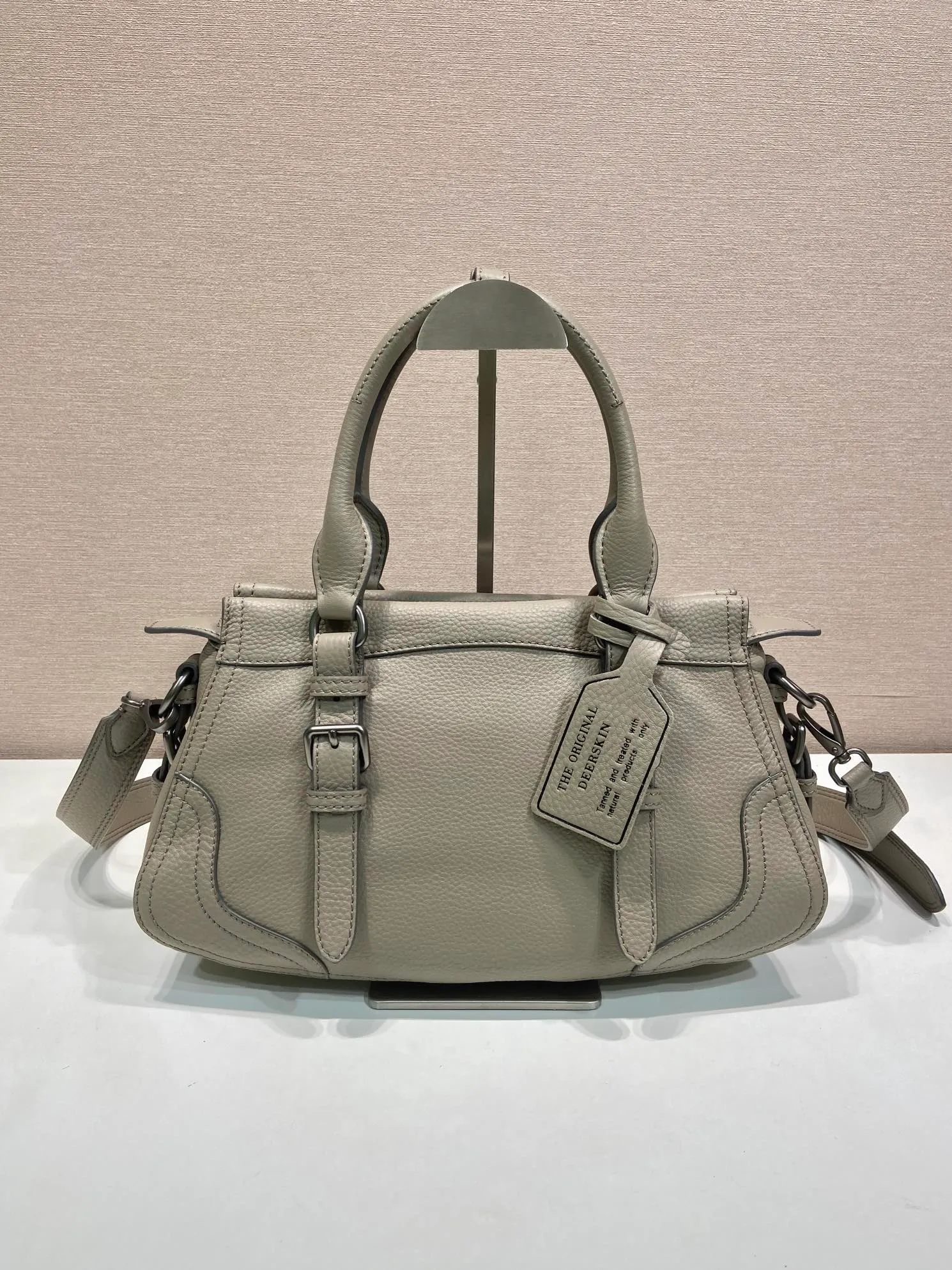 🎉New🎉1BG604🎉🎉 This simple, versatile style is made from richly textured irregular-grain leather and comes with a detachable shoulder strap, allowing the accessory to be worn in different ways. Leather handles, detachable key ring, embossed logo on the front, zipper closure, logo-printed nylon lining, two pockets, one of which is zippered, large capacity and can be carried by hand/crossbody/shoulder. Hurry up and get it, it’s another popular style that will never go out of style🎉🎉 Length 35x Height 22x Bottom 11cm🎉🎉🎉💰💰💰