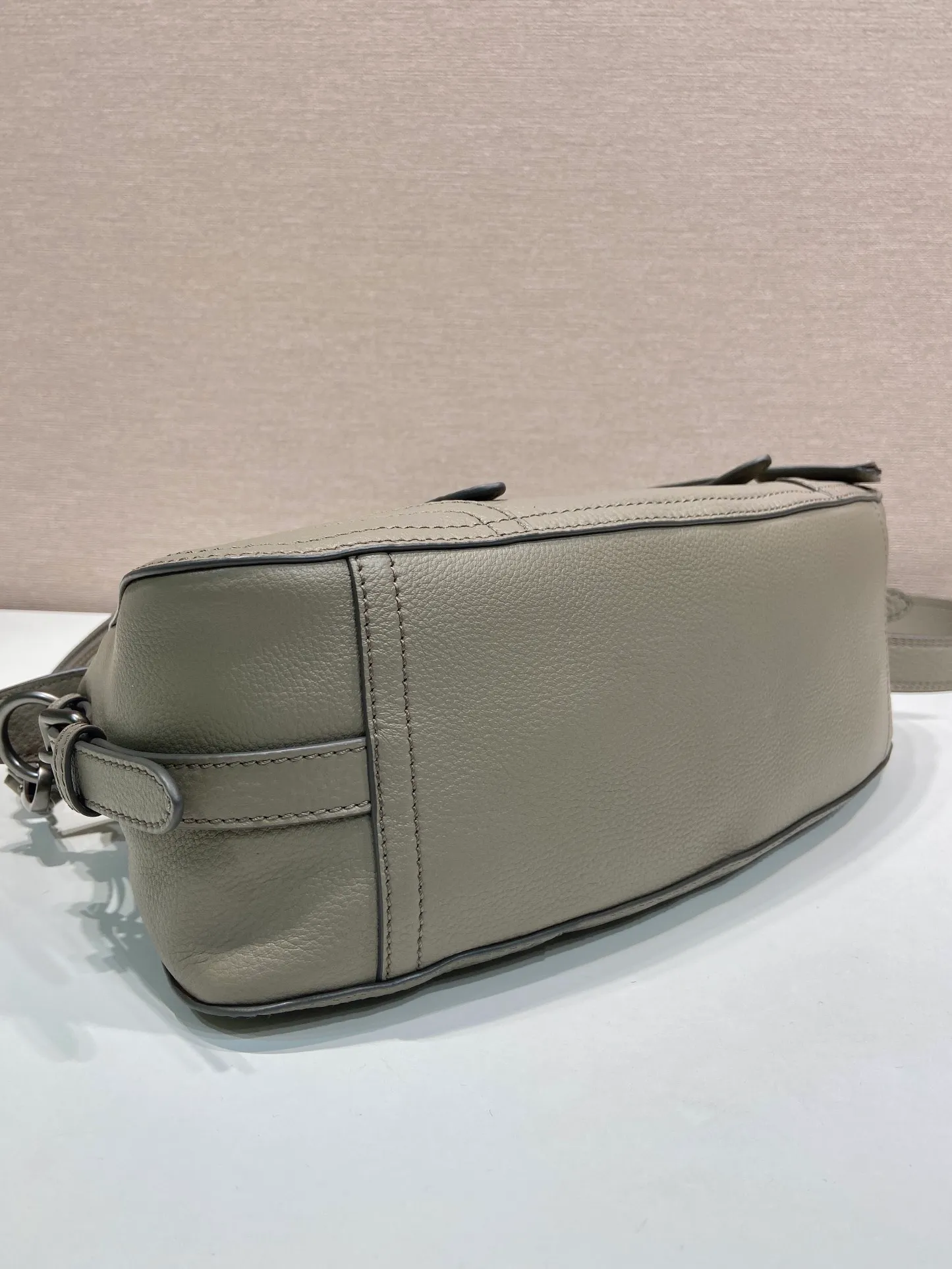 🎉New🎉1BG604🎉🎉 This simple, versatile style is made from richly textured irregular-grain leather and comes with a detachable shoulder strap, allowing the accessory to be worn in different ways. Leather handles, detachable key ring, embossed logo on the front, zipper closure, logo-printed nylon lining, two pockets, one of which is zippered, large capacity and can be carried by hand/crossbody/shoulder. Hurry up and get it, it’s another popular style that will never go out of style🎉🎉 Length 35x Height 22x Bottom 11cm🎉🎉🎉💰💰💰