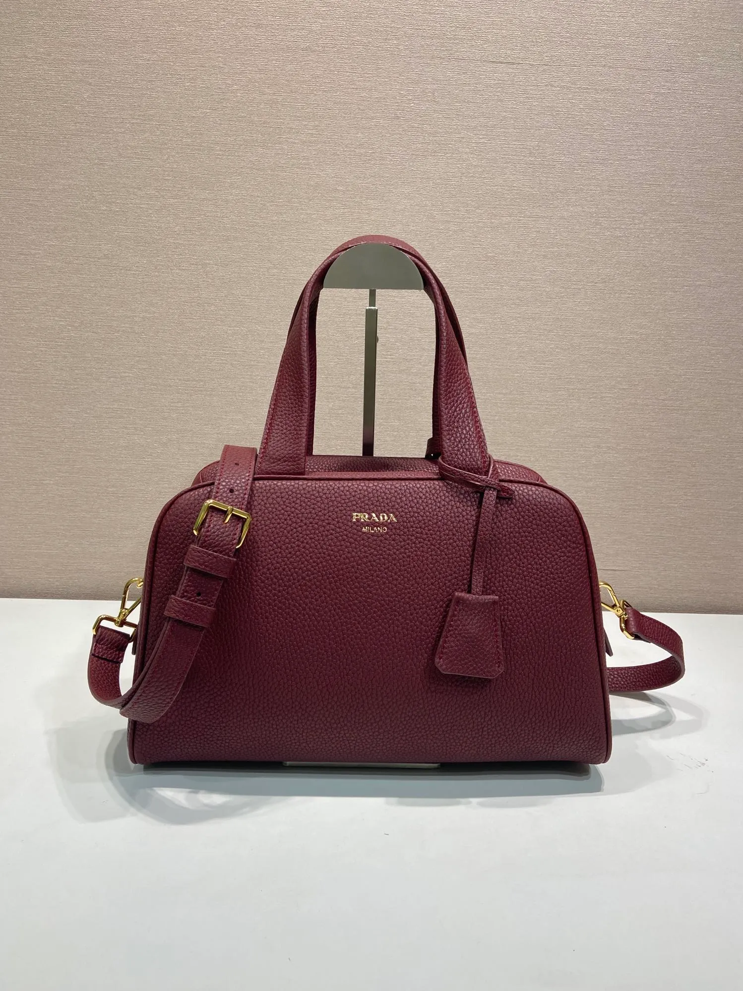 💰1840🎉New arrival 1BB148🎉🎉 Reinterpreted with a soft silhouette, this top handle bag in natural grain leather can be carried by hand or worn with a detachable shoulder strap and comes with 2 detachable hang tags. Metal hardware. It has an embossed letter logo on the front, a zipper closure, and two pockets, one of which is zippered. It has a large capacity and is a popular item that will never go out of style. Hurry up and get it🎉 Length 33x Height 22x Bottom 14cm🎉🎉🎉💰💰💰
