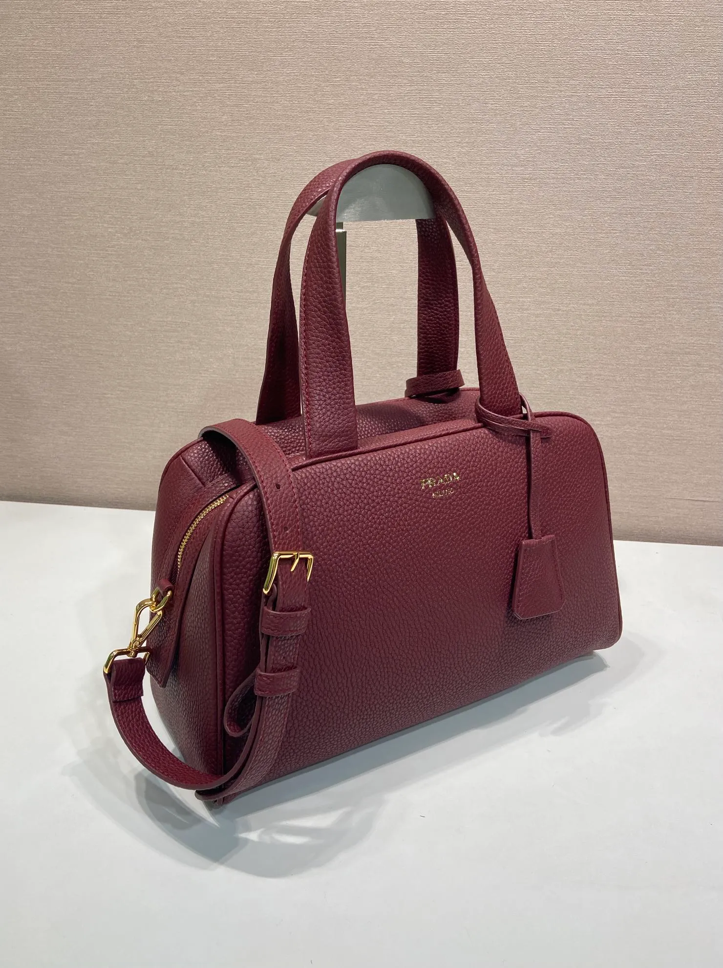 💰1840🎉New arrival 1BB148🎉🎉 Reinterpreted with a soft silhouette, this top handle bag in natural grain leather can be carried by hand or worn with a detachable shoulder strap and comes with 2 detachable hang tags. Metal hardware. It has an embossed letter logo on the front, a zipper closure, and two pockets, one of which is zippered. It has a large capacity and is a popular item that will never go out of style. Hurry up and get it🎉 Length 33x Height 22x Bottom 14cm🎉🎉🎉💰💰💰