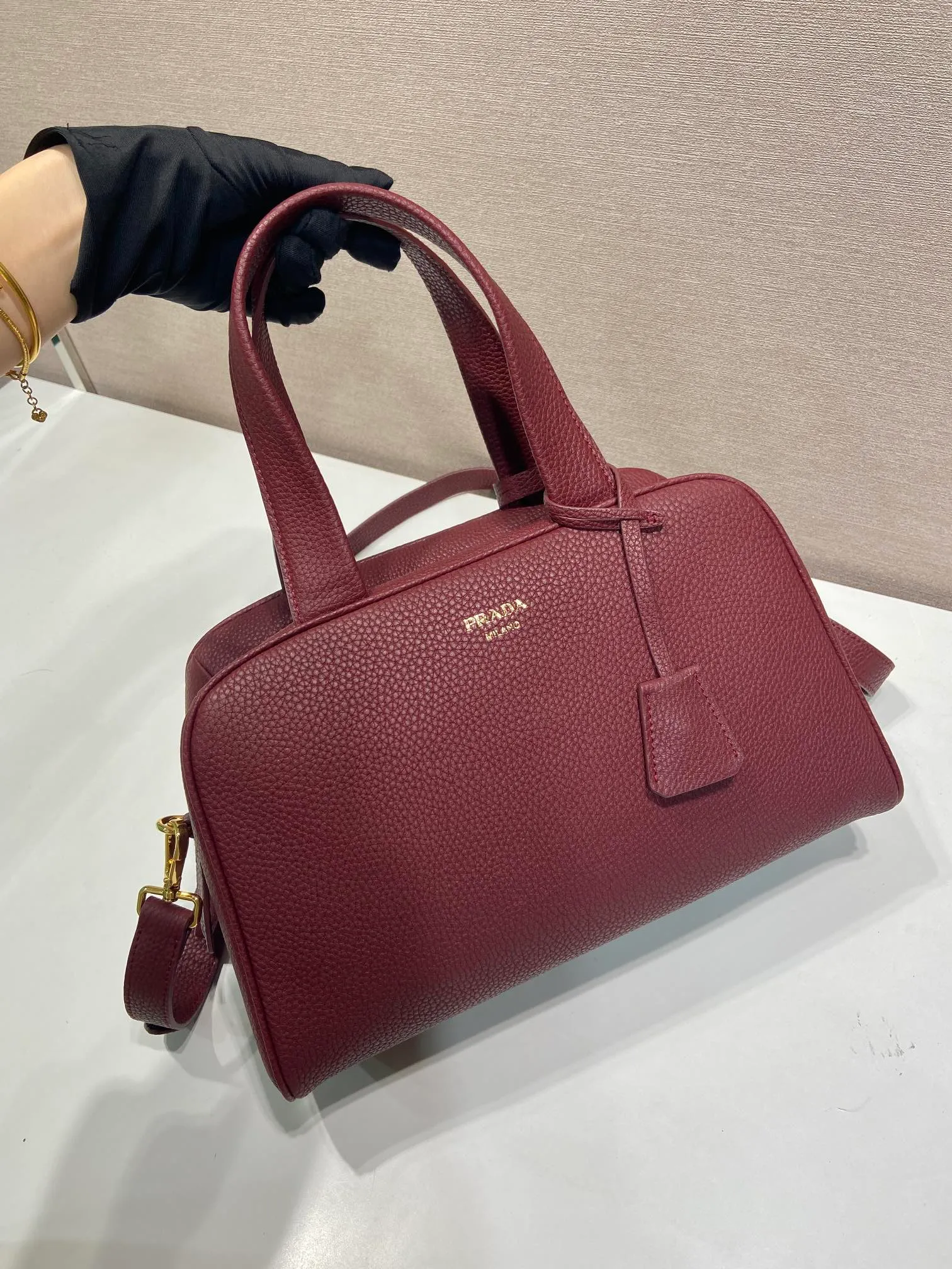 💰1840🎉New arrival 1BB148🎉🎉 Reinterpreted with a soft silhouette, this top handle bag in natural grain leather can be carried by hand or worn with a detachable shoulder strap and comes with 2 detachable hang tags. Metal hardware. It has an embossed letter logo on the front, a zipper closure, and two pockets, one of which is zippered. It has a large capacity and is a popular item that will never go out of style. Hurry up and get it🎉 Length 33x Height 22x Bottom 14cm🎉🎉🎉💰💰💰