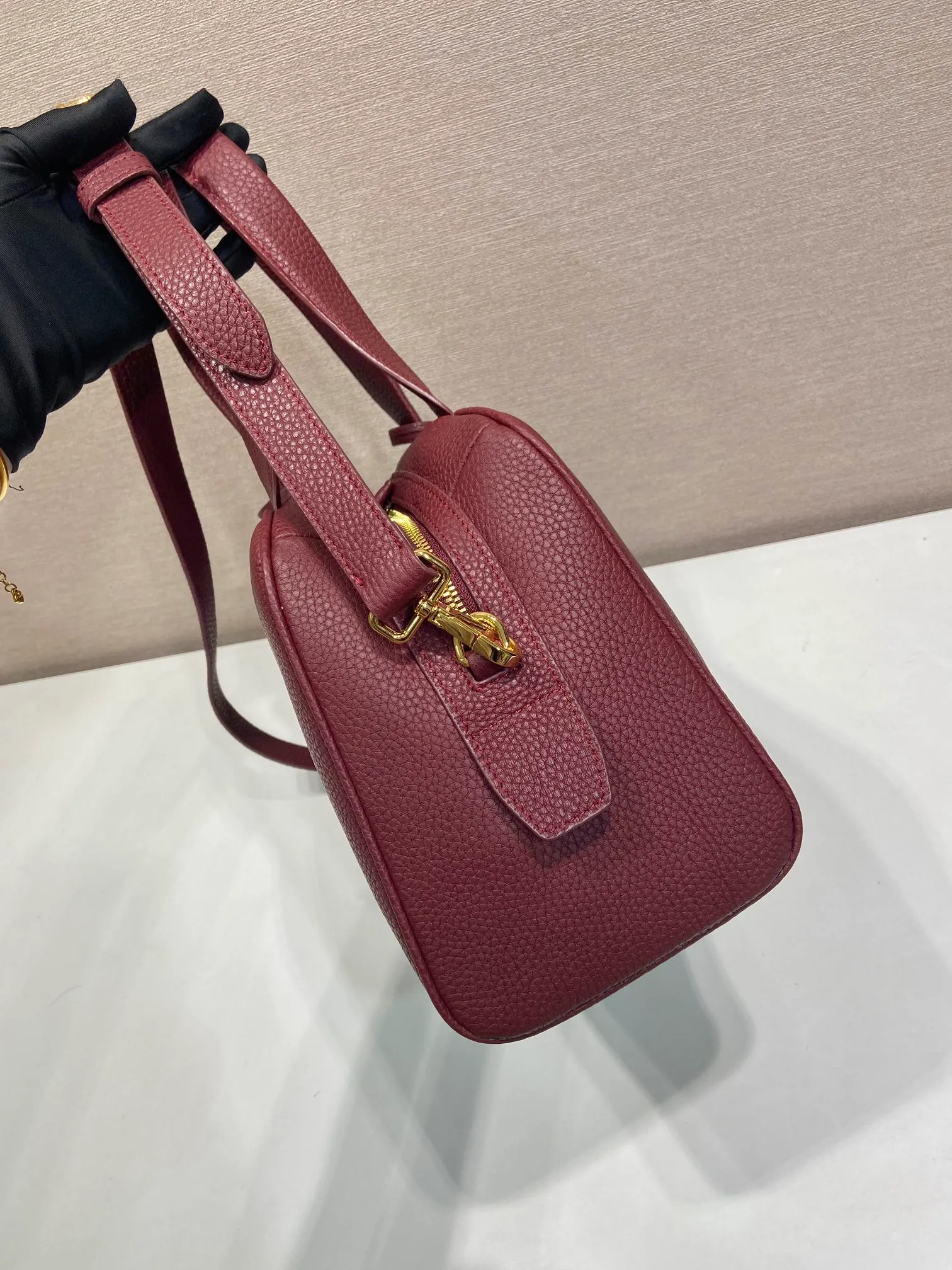 💰1840🎉New arrival 1BB148🎉🎉 Reinterpreted with a soft silhouette, this top handle bag in natural grain leather can be carried by hand or worn with a detachable shoulder strap and comes with 2 detachable hang tags. Metal hardware. It has an embossed letter logo on the front, a zipper closure, and two pockets, one of which is zippered. It has a large capacity and is a popular item that will never go out of style. Hurry up and get it🎉 Length 33x Height 22x Bottom 14cm🎉🎉🎉💰💰💰