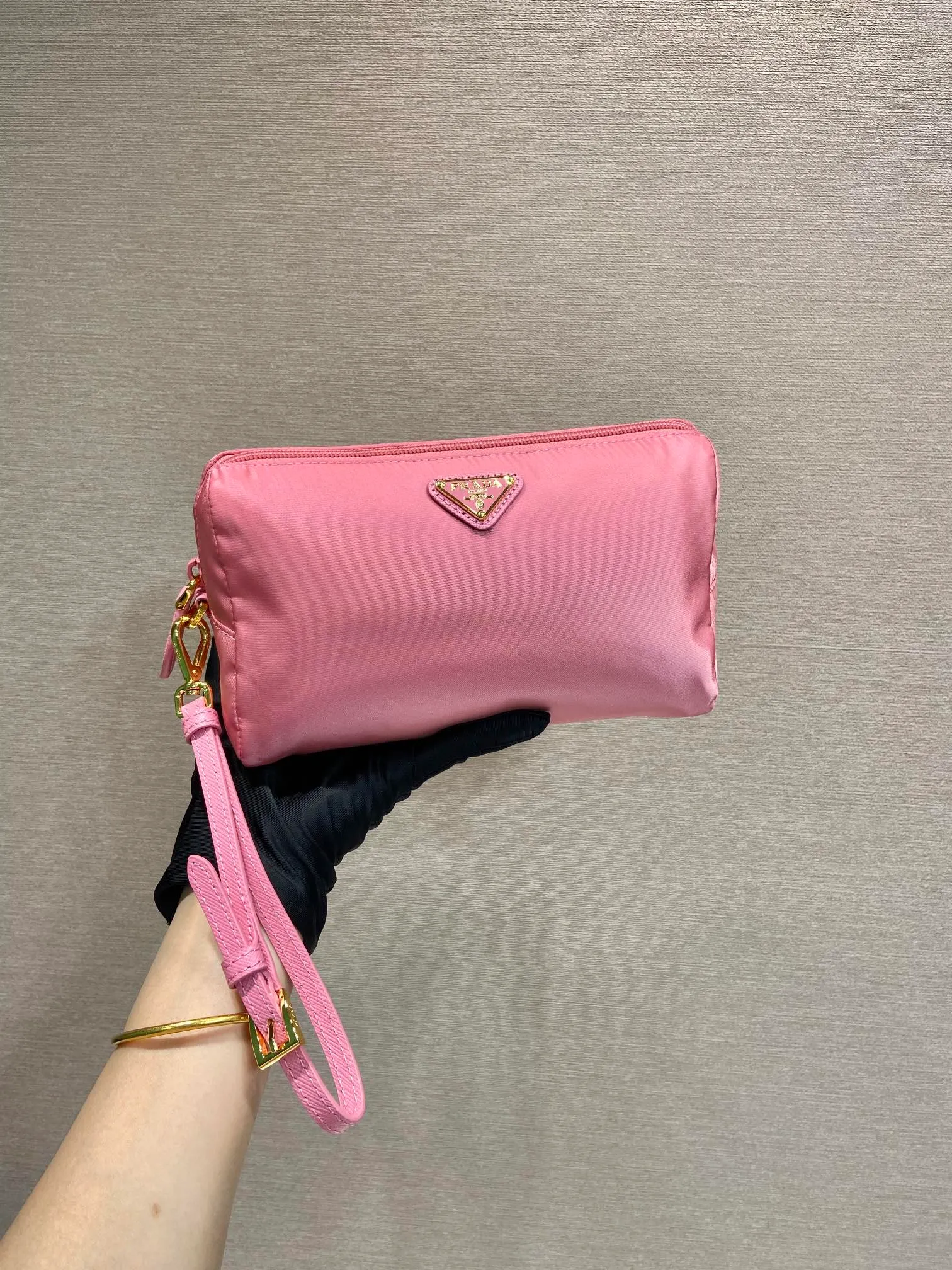 💰560🎉New handbag🎉1NS693 new color🎉🎉 This handbag is made of imported nylon fabric. The white triangle logo embellishes simple lines. The bag opens to reveal a zippered inner pocket. Detachable leather wristband, suitable for both men and women, lightweight and practical, and a popular style that will never go out of style🎉🎉 Length 20x Height 11.5x Base 9cm🎉🎉🎉👏👏👏