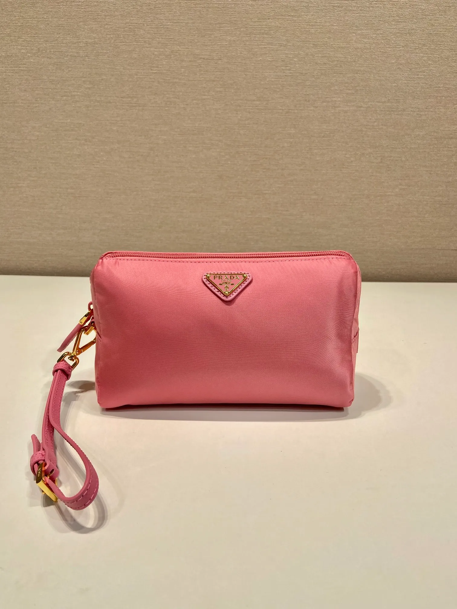 💰560🎉New handbag🎉1NS693 new color🎉🎉 This handbag is made of imported nylon fabric. The white triangle logo embellishes simple lines. The bag opens to reveal a zippered inner pocket. Detachable leather wristband, suitable for both men and women, lightweight and practical, and a popular style that will never go out of style🎉🎉 Length 20x Height 11.5x Base 9cm🎉🎉🎉👏👏👏