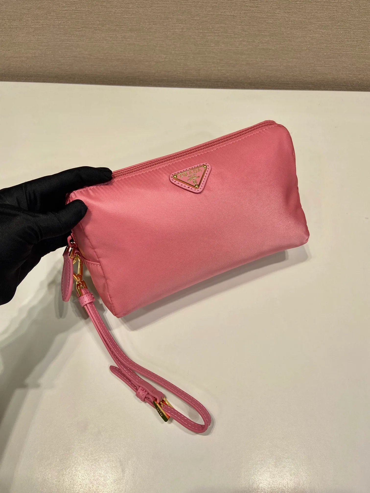 💰560🎉New handbag🎉1NS693 new color🎉🎉 This handbag is made of imported nylon fabric. The white triangle logo embellishes simple lines. The bag opens to reveal a zippered inner pocket. Detachable leather wristband, suitable for both men and women, lightweight and practical, and a popular style that will never go out of style🎉🎉 Length 20x Height 11.5x Base 9cm🎉🎉🎉👏👏👏
