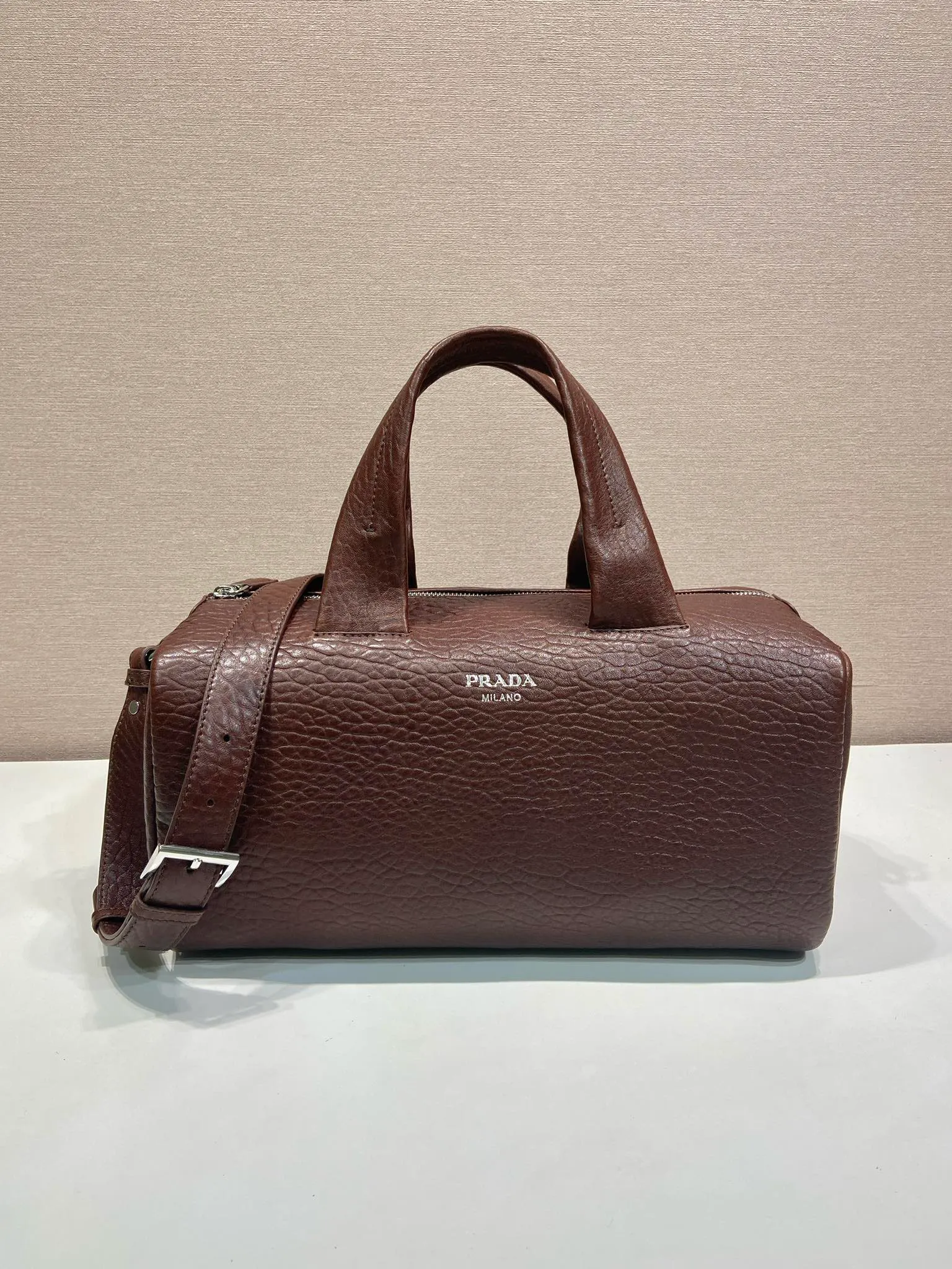 💰1760🎉New Boston🎉2VC046 Bubble Sheepskin🎉🎉 This Nappa leather industry luggage bag is inspired by retro designs and details. The Nappa soft leather has an distressed effect, giving the accessory a soft and unique appearance, and is embellished with a metal letter logo. Equipped with a detachable long shoulder strap, the capacity is large, and the upper body effect is light and practical. Babies, hurry up and get it🎉🎉Unisex model👍👍 Length 35 height 17.5 bottom 17.5cm🎉🎉🎉👏👏👏