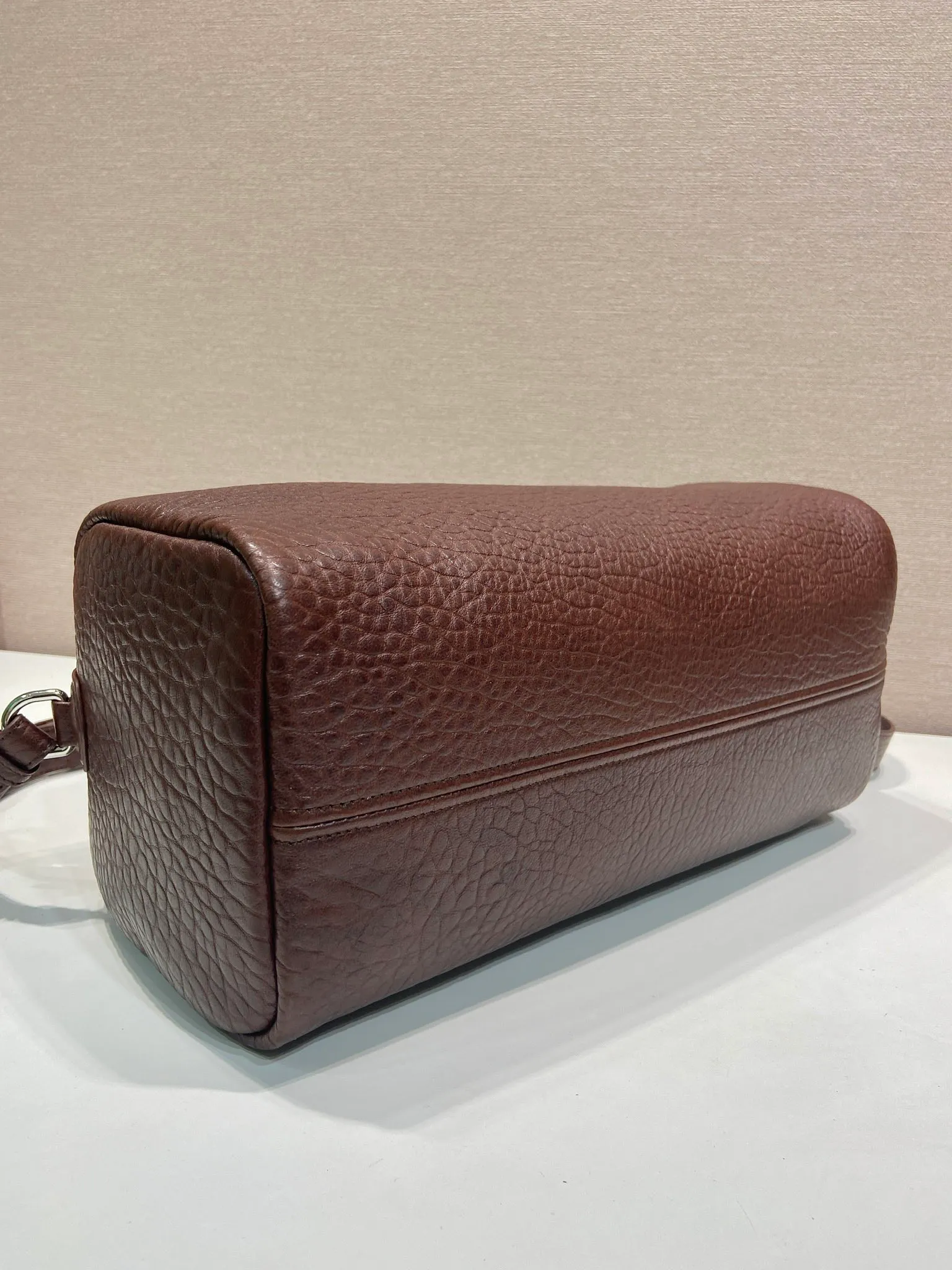 💰1760🎉New Boston🎉2VC046 Bubble Sheepskin🎉🎉 This Nappa leather industry luggage bag is inspired by retro designs and details. The Nappa soft leather has an distressed effect, giving the accessory a soft and unique appearance, and is embellished with a metal letter logo. Equipped with a detachable long shoulder strap, the capacity is large, and the upper body effect is light and practical. Babies, hurry up and get it🎉🎉Unisex model👍👍 Length 35 height 17.5 bottom 17.5cm🎉🎉🎉👏👏👏