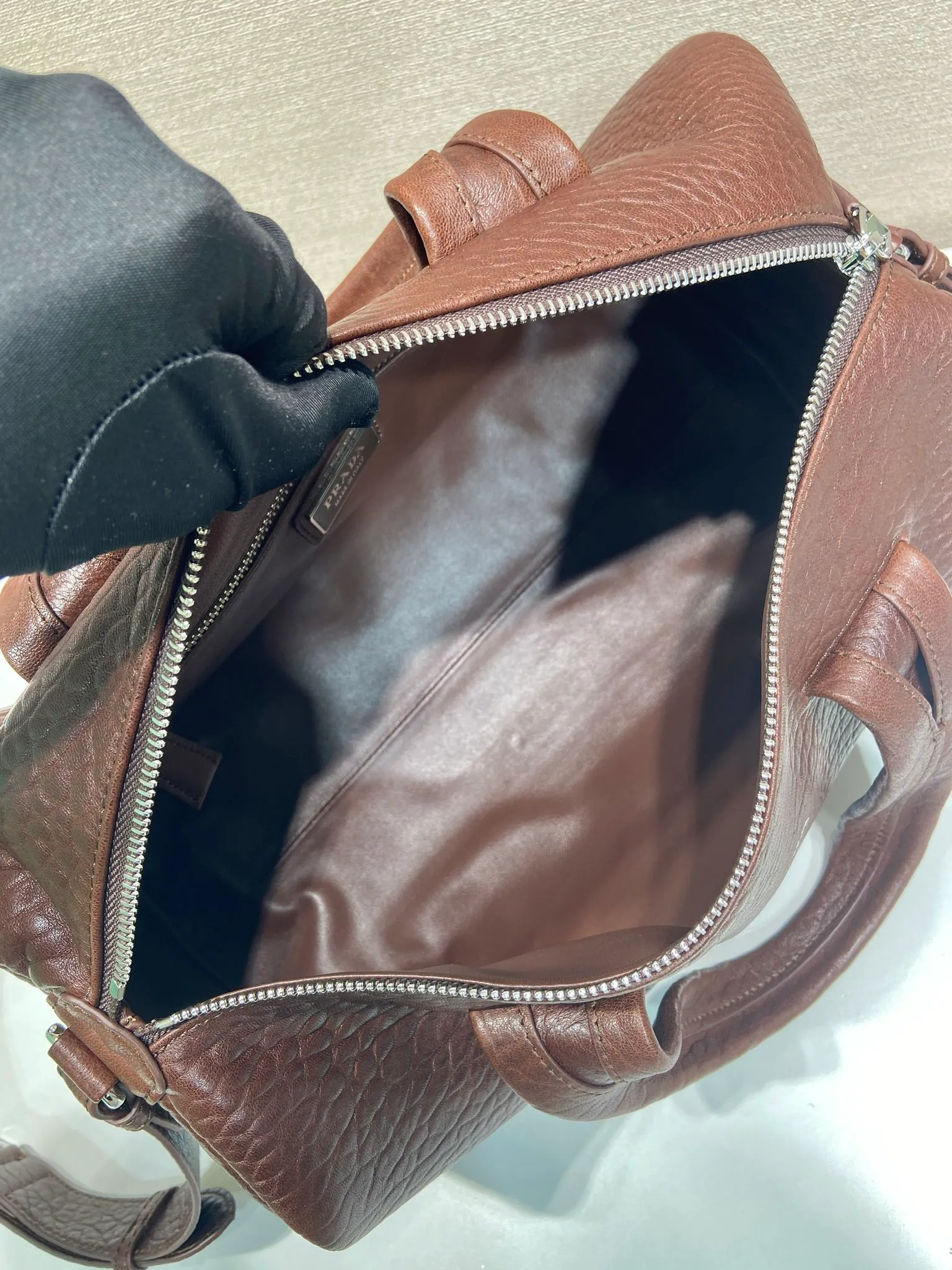 💰1760🎉New Boston🎉2VC046 Bubble Sheepskin🎉🎉 This Nappa leather industry luggage bag is inspired by retro designs and details. The Nappa soft leather has an distressed effect, giving the accessory a soft and unique appearance, and is embellished with a metal letter logo. Equipped with a detachable long shoulder strap, the capacity is large, and the upper body effect is light and practical. Babies, hurry up and get it🎉🎉Unisex model👍👍 Length 35 height 17.5 bottom 17.5cm🎉🎉🎉👏👏👏