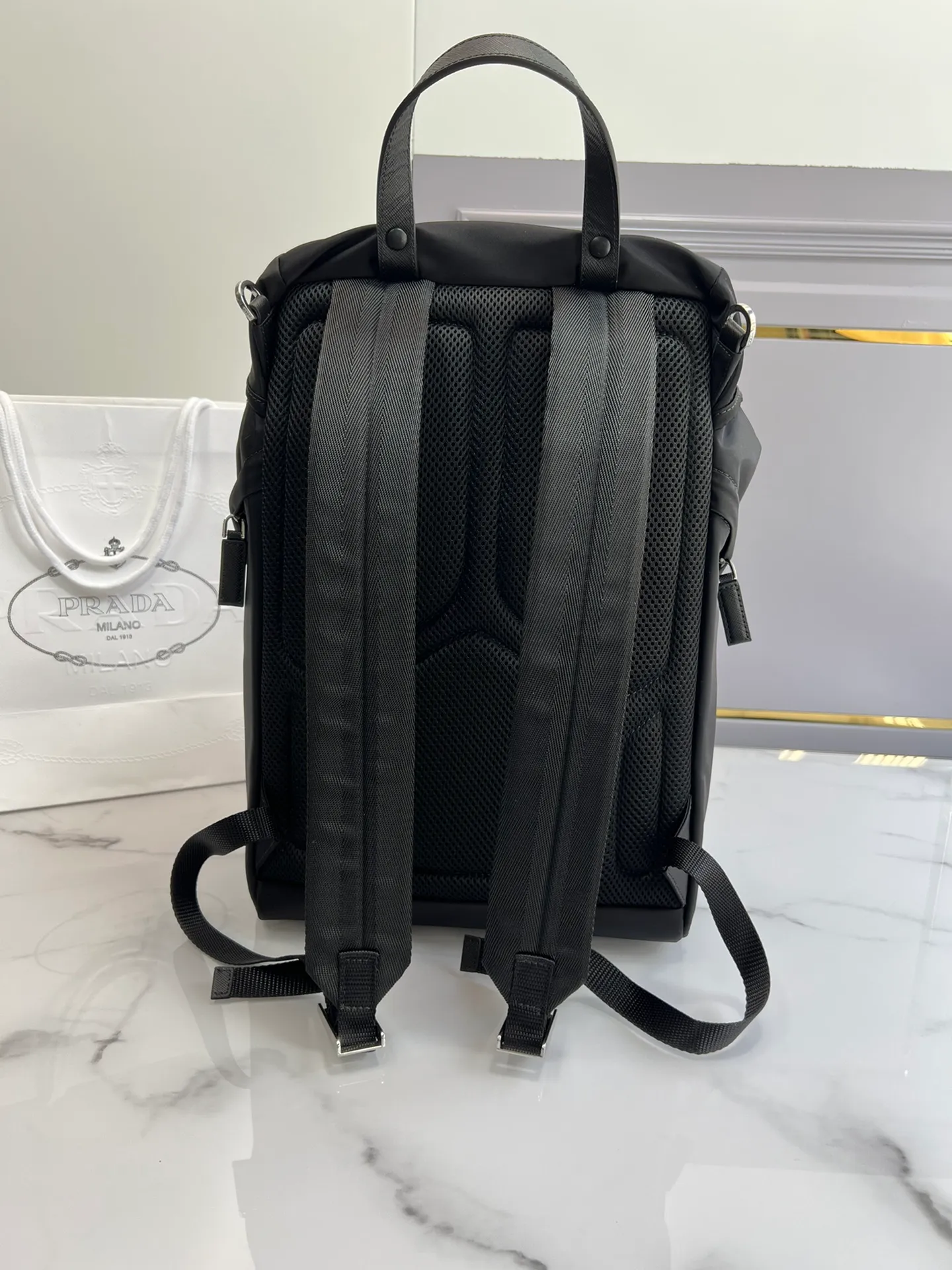💰1320✨New product debut✨ Men's new backpack 2VZ135 Triangular enamel nameplate logo on the front Imported original parachute fabric Using imported equipment✈️+original hardware accessories Adjustable nylon shoulder straps Flip strap closure and internal drawstring closure Perfect details on the back pad 😘With OEM code Fashionable and casual A must-have for fashionistas [Shengyi][Shengyi] Size 17*27*45🎁