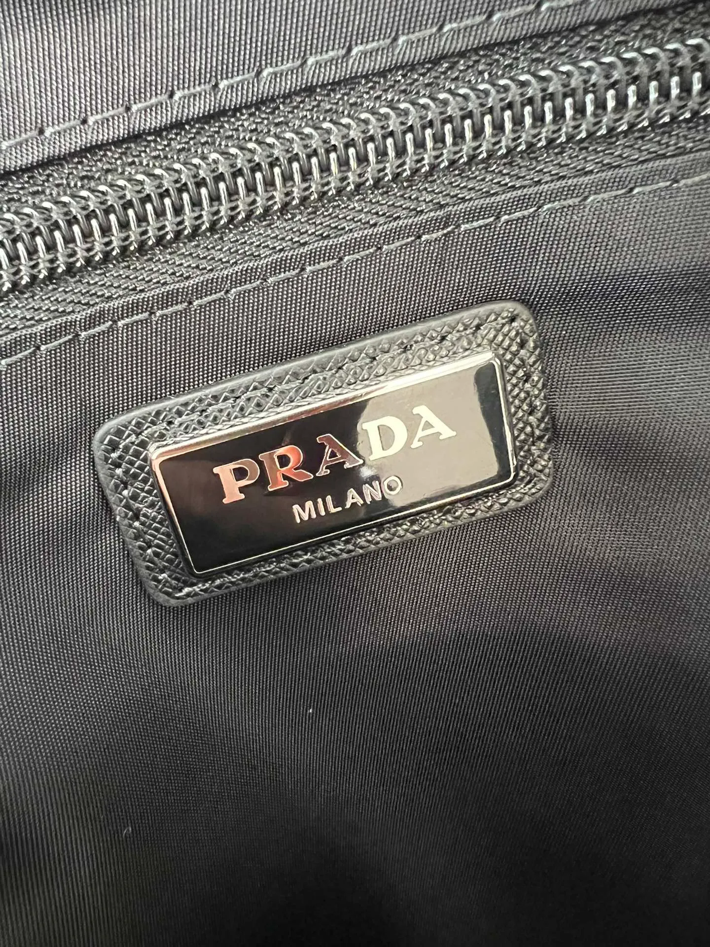 💰1320✨New product debut✨ Men's new backpack 2VZ135 Triangular enamel nameplate logo on the front Imported original parachute fabric Using imported equipment✈️+original hardware accessories Adjustable nylon shoulder straps Flip strap closure and internal drawstring closure Perfect details on the back pad 😘With OEM code Fashionable and casual A must-have for fashionistas [Shengyi][Shengyi] Size 17*27*45🎁