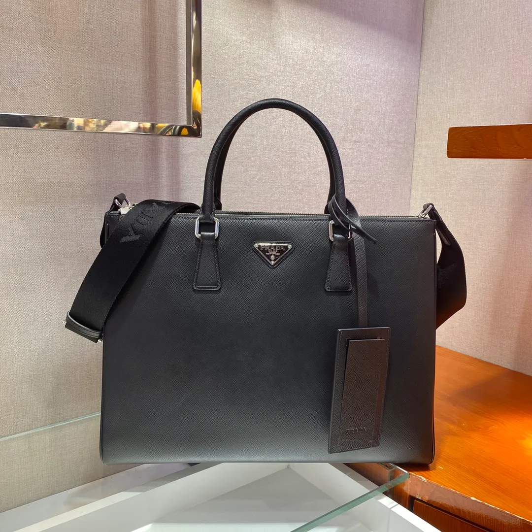 💰2100🎉Men's Killer Bag🎉2VG061, the new leather tote bag is equipped with a large internal compartment and nylon shoulder strap, presenting a modern and masculine style. Material of calfskin. Polished stainless steel metal accessories. Open main compartment, equipped with two zipper pockets and two mobile phone pockets. Two zipper compartments, removable and adjustable nylon shoulder straps, elegant and fashionable, the pursuit of trendy men🙊 Length 39x height 29x bottom 9cm