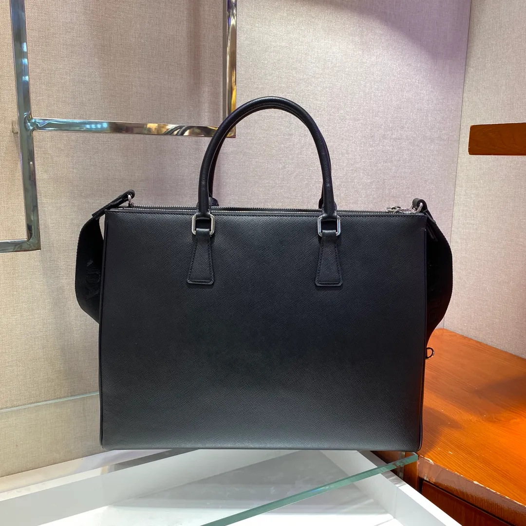 💰2100🎉Men's Killer Bag🎉2VG061, the new leather tote bag is equipped with a large internal compartment and nylon shoulder strap, presenting a modern and masculine style. Material of calfskin. Polished stainless steel metal accessories. Open main compartment, equipped with two zipper pockets and two mobile phone pockets. Two zipper compartments, removable and adjustable nylon shoulder straps, elegant and fashionable, the pursuit of trendy men🙊 Length 39x height 29x bottom 9cm