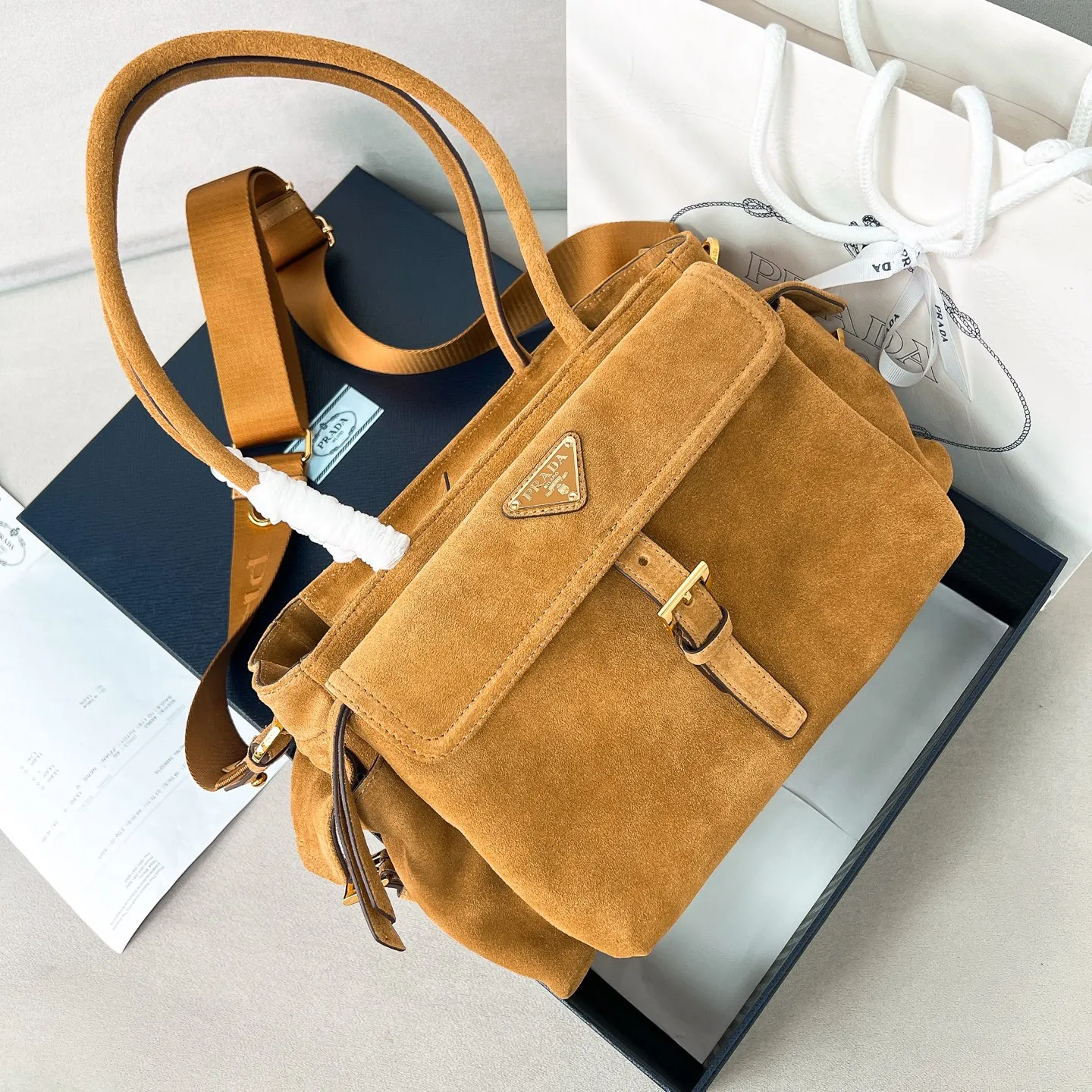 💰1520✨New product launch✨2025 new unisex Explore handbag 1BG596, super versatile and good-looking, fashionable people must buy it! Not only practical, lightweight but also good-looking, with super large capacity. Triangle signature + waterproof parachute nylon. Lightweight and practical design combines sports and versatile elements. Equipped with long handle ➕ detachable and adjustable webbing strap. The fluffy and soft shape goes well with clothes. The multi-pocket design meets the functional needs of traveling and commuting. It is simply great👏... Unisex style for both men and women🉑️ Size: 30*17*11cm Cinnamon color