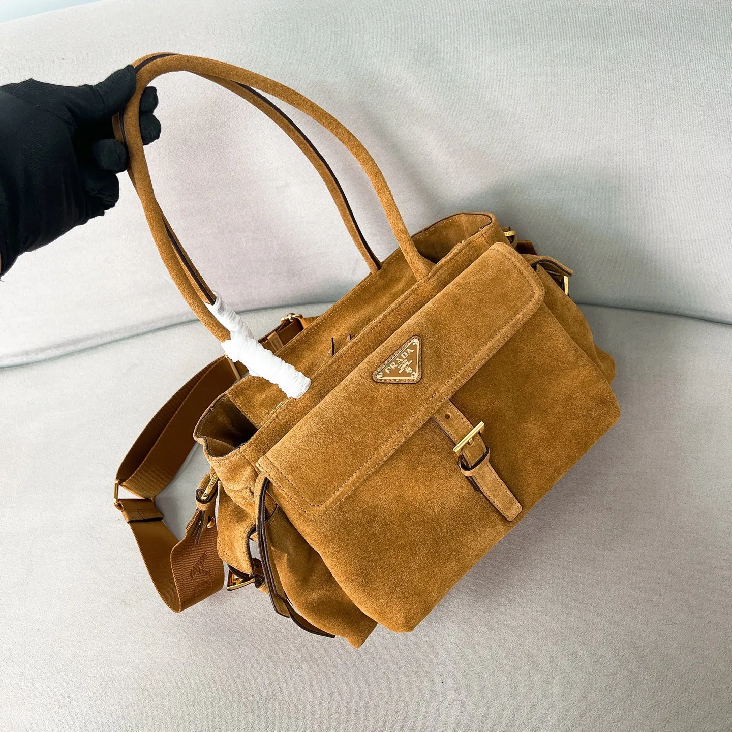 💰1520✨New product launch✨2025 new unisex Explore handbag 1BG596, super versatile and good-looking, fashionable people must buy it! Not only practical, lightweight but also good-looking, with super large capacity. Triangle signature + waterproof parachute nylon. Lightweight and practical design combines sports and versatile elements. Equipped with long handle ➕ detachable and adjustable webbing strap. The fluffy and soft shape goes well with clothes. The multi-pocket design meets the functional needs of traveling and commuting. It is simply great👏... Unisex style for both men and women🉑️ Size: 30*17*11cm Cinnamon color