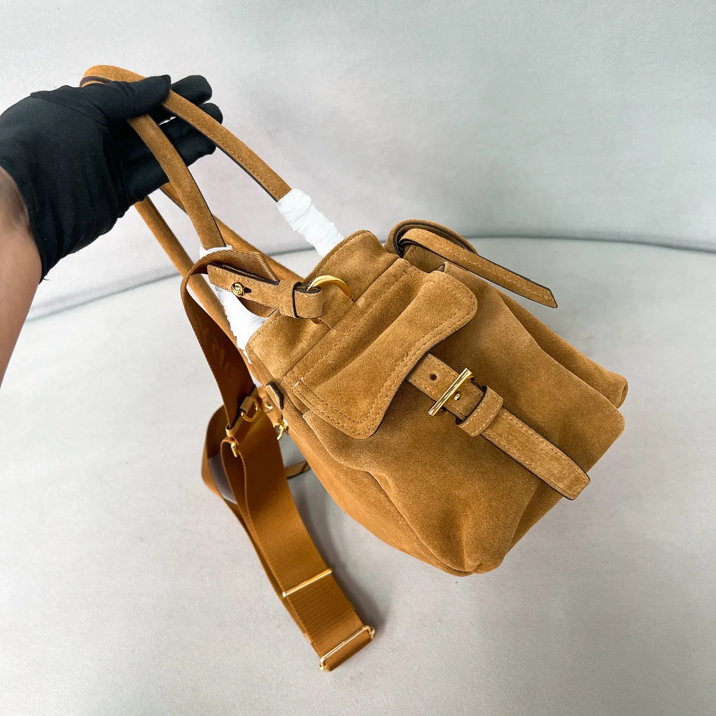 💰1520✨New product launch✨2025 new unisex Explore handbag 1BG596, super versatile and good-looking, fashionable people must buy it! Not only practical, lightweight but also good-looking, with super large capacity. Triangle signature + waterproof parachute nylon. Lightweight and practical design combines sports and versatile elements. Equipped with long handle ➕ detachable and adjustable webbing strap. The fluffy and soft shape goes well with clothes. The multi-pocket design meets the functional needs of traveling and commuting. It is simply great👏... Unisex style for both men and women🉑️ Size: 30*17*11cm Cinnamon color