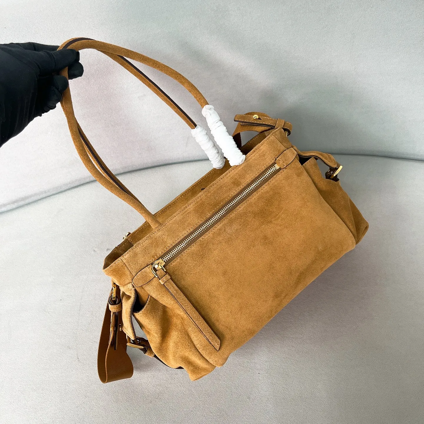 💰1520✨New product launch✨2025 new unisex Explore handbag 1BG596, super versatile and good-looking, fashionable people must buy it! Not only practical, lightweight but also good-looking, with super large capacity. Triangle signature + waterproof parachute nylon. Lightweight and practical design combines sports and versatile elements. Equipped with long handle ➕ detachable and adjustable webbing strap. The fluffy and soft shape goes well with clothes. The multi-pocket design meets the functional needs of traveling and commuting. It is simply great👏... Unisex style for both men and women🉑️ Size: 30*17*11cm Cinnamon color
