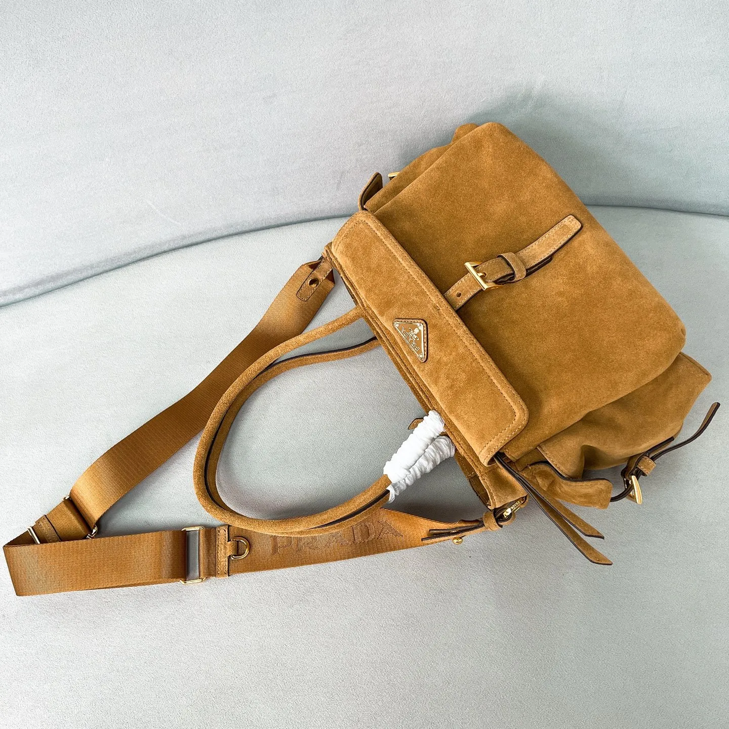 💰1520✨New product launch✨2025 new unisex Explore handbag 1BG596, super versatile and good-looking, fashionable people must buy it! Not only practical, lightweight but also good-looking, with super large capacity. Triangle signature + waterproof parachute nylon. Lightweight and practical design combines sports and versatile elements. Equipped with long handle ➕ detachable and adjustable webbing strap. The fluffy and soft shape goes well with clothes. The multi-pocket design meets the functional needs of traveling and commuting. It is simply great👏... Unisex style for both men and women🉑️ Size: 30*17*11cm Cinnamon color