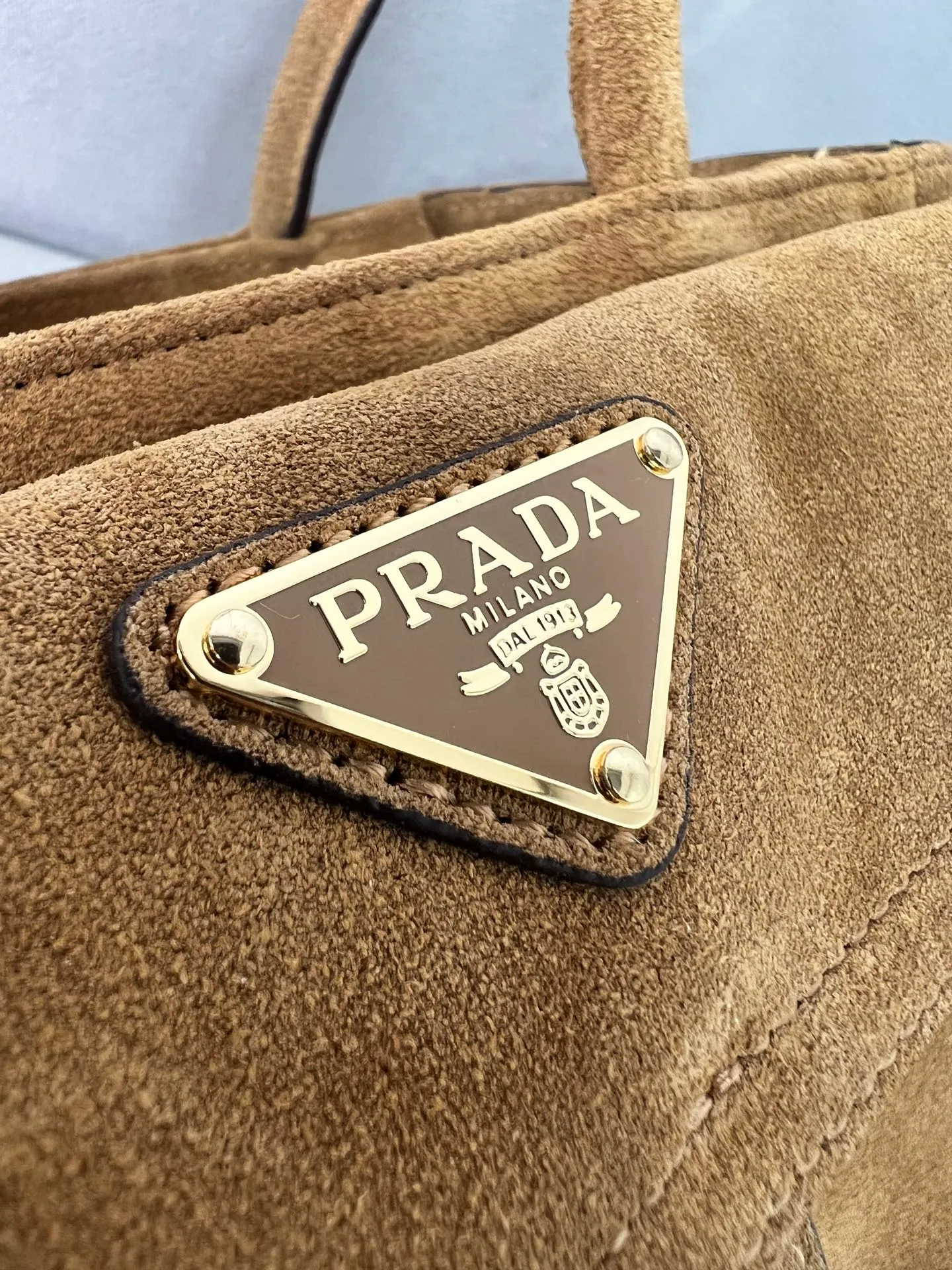 💰1520✨New product launch✨2025 new unisex Explore handbag 1BG596, super versatile and good-looking, fashionable people must buy it! Not only practical, lightweight but also good-looking, with super large capacity. Triangle signature + waterproof parachute nylon. Lightweight and practical design combines sports and versatile elements. Equipped with long handle ➕ detachable and adjustable webbing strap. The fluffy and soft shape goes well with clothes. The multi-pocket design meets the functional needs of traveling and commuting. It is simply great👏... Unisex style for both men and women🉑️ Size: 30*17*11cm Cinnamon color