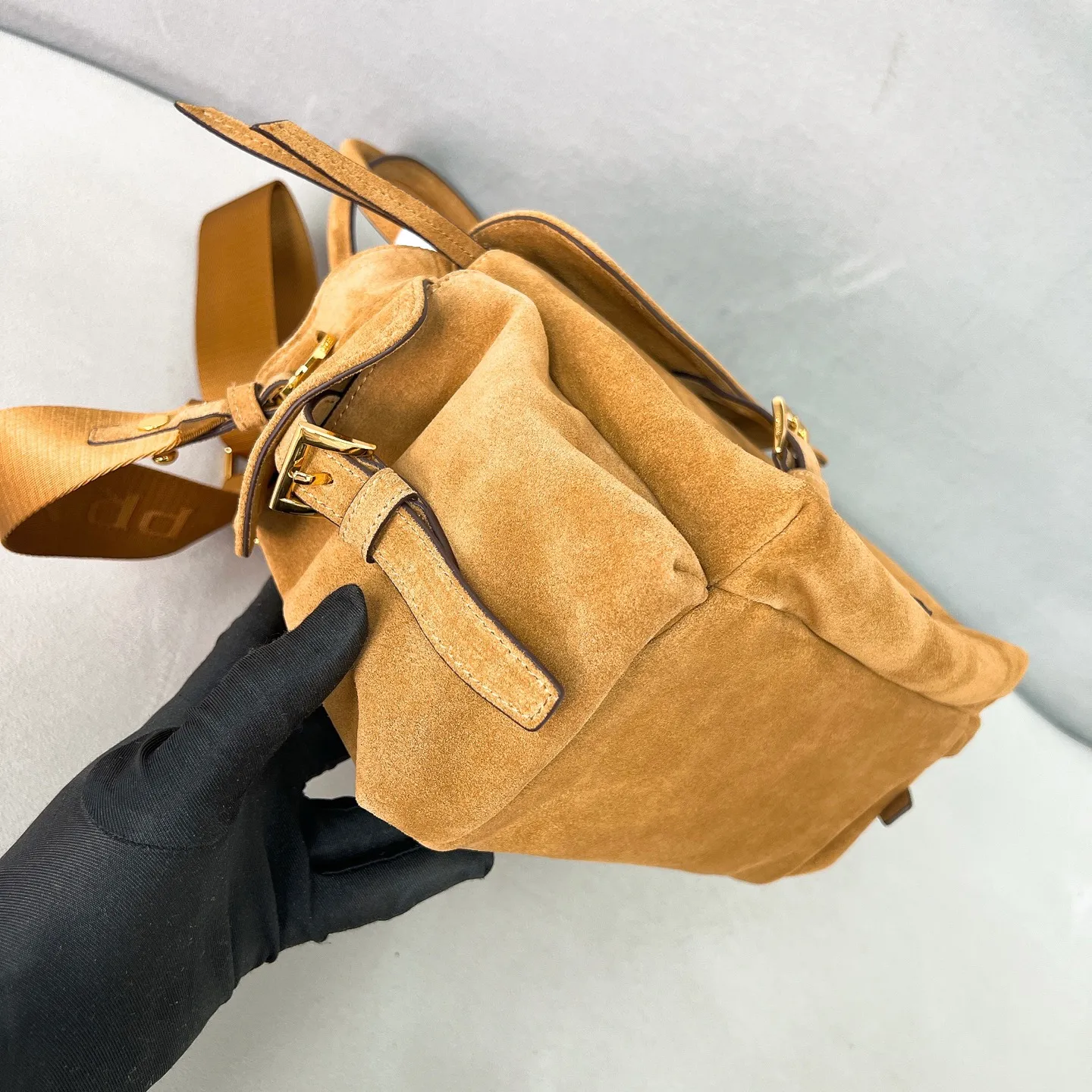 💰1520✨New product launch✨2025 new unisex Explore handbag 1BG596, super versatile and good-looking, fashionable people must buy it! Not only practical, lightweight but also good-looking, with super large capacity. Triangle signature + waterproof parachute nylon. Lightweight and practical design combines sports and versatile elements. Equipped with long handle ➕ detachable and adjustable webbing strap. The fluffy and soft shape goes well with clothes. The multi-pocket design meets the functional needs of traveling and commuting. It is simply great👏... Unisex style for both men and women🉑️ Size: 30*17*11cm Cinnamon color