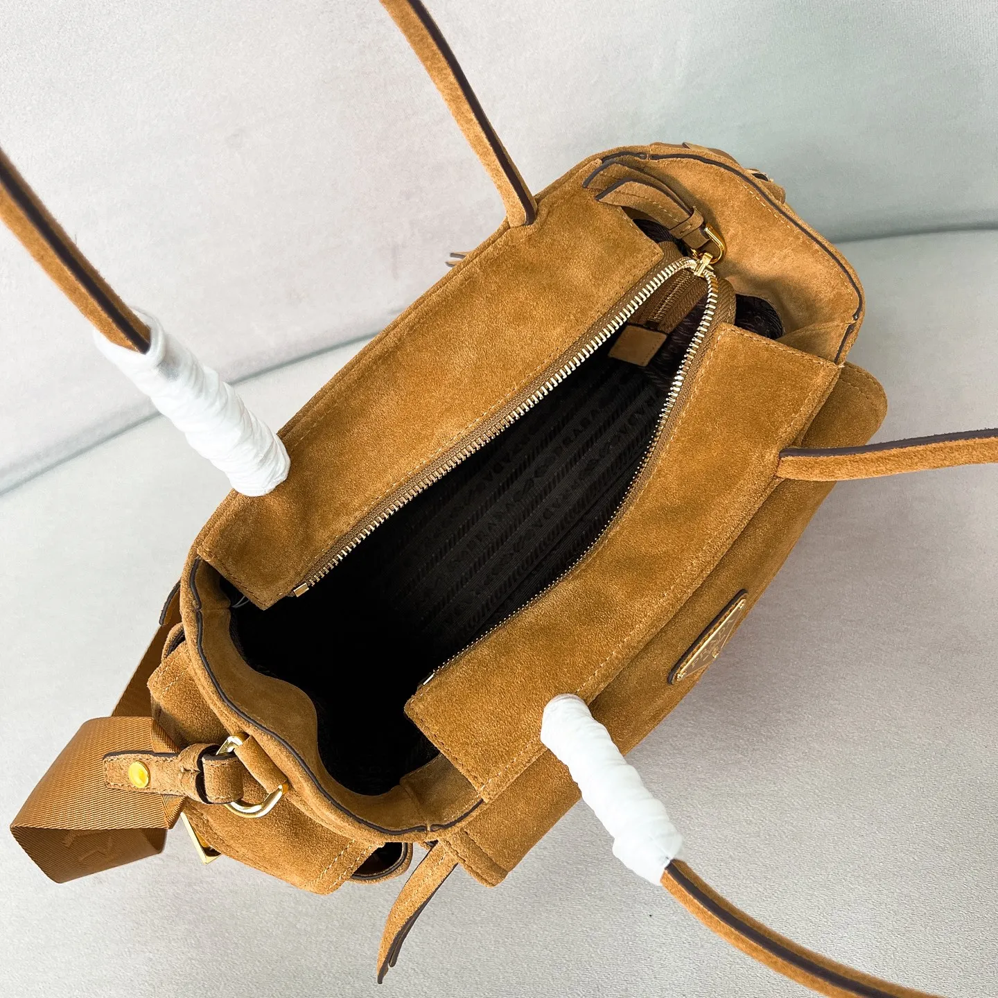💰1520✨New product launch✨2025 new unisex Explore handbag 1BG596, super versatile and good-looking, fashionable people must buy it! Not only practical, lightweight but also good-looking, with super large capacity. Triangle signature + waterproof parachute nylon. Lightweight and practical design combines sports and versatile elements. Equipped with long handle ➕ detachable and adjustable webbing strap. The fluffy and soft shape goes well with clothes. The multi-pocket design meets the functional needs of traveling and commuting. It is simply great👏... Unisex style for both men and women🉑️ Size: 30*17*11cm Cinnamon color