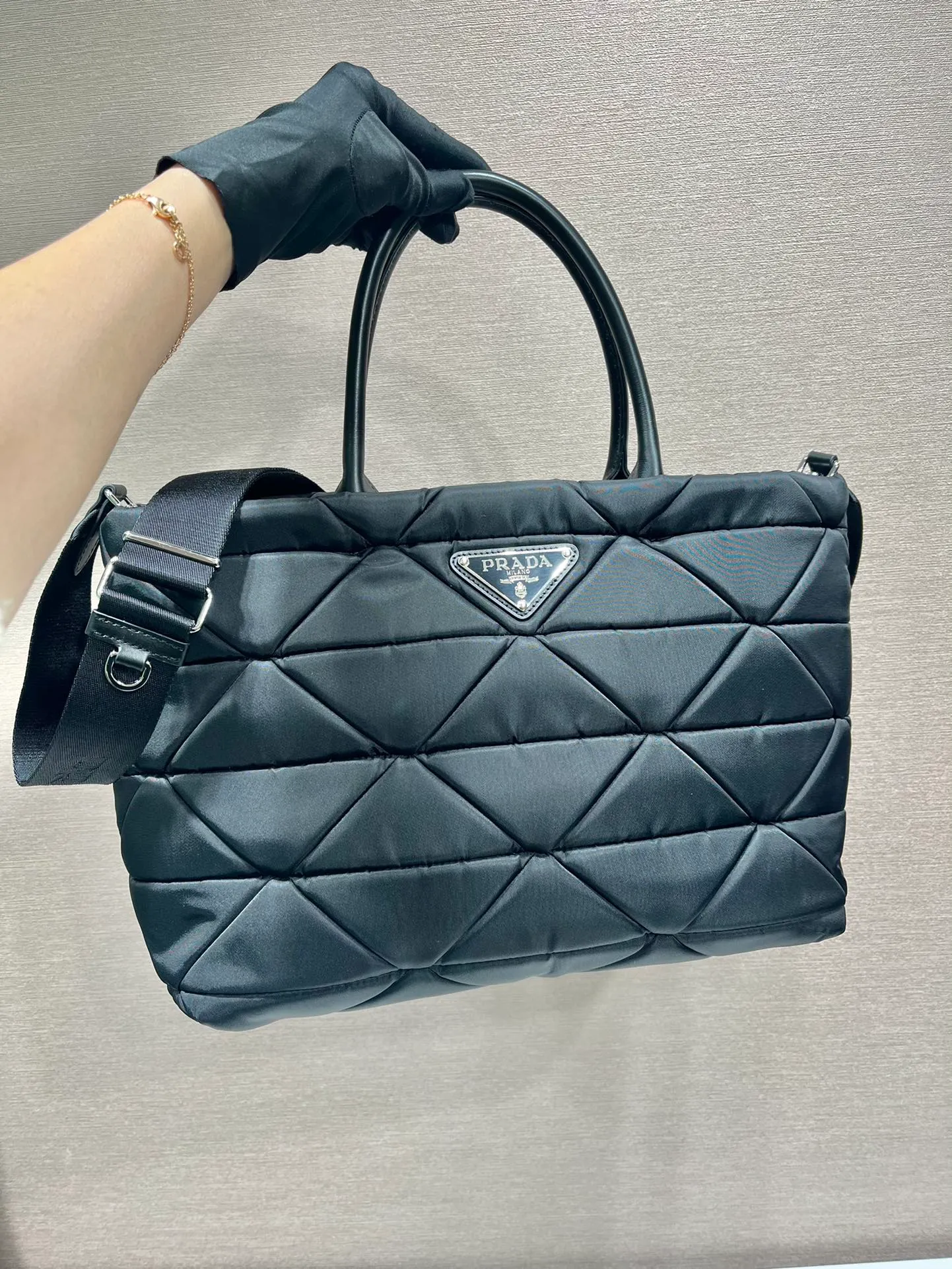 💰1260🎉Tote bag large size🎉1BG435 large size🎉🎉 This System tote bag is equipped with two leather handles, and the exquisite patchwork technology creates a triangular pattern, demonstrating the craftsmanship. The detachable woven nylon shoulder strap brings different styles, 😘Lightweight and practical, get it now🎉🎉 Length 33x Height 23x Bottom 16cm🎉🎉🎉👏👏👏