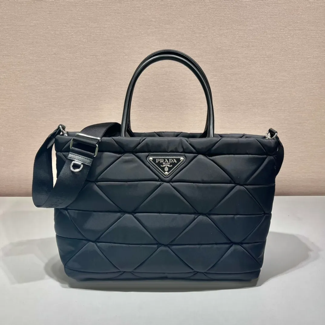 💰1260🎉Tote bag large size🎉1BG435 large size🎉🎉 This System tote bag is equipped with two leather handles, and the exquisite patchwork technology creates a triangular pattern, demonstrating the craftsmanship. The detachable woven nylon shoulder strap brings different styles, 😘Lightweight and practical, get it now🎉🎉 Length 33x Height 23x Bottom 16cm🎉🎉🎉👏👏👏
