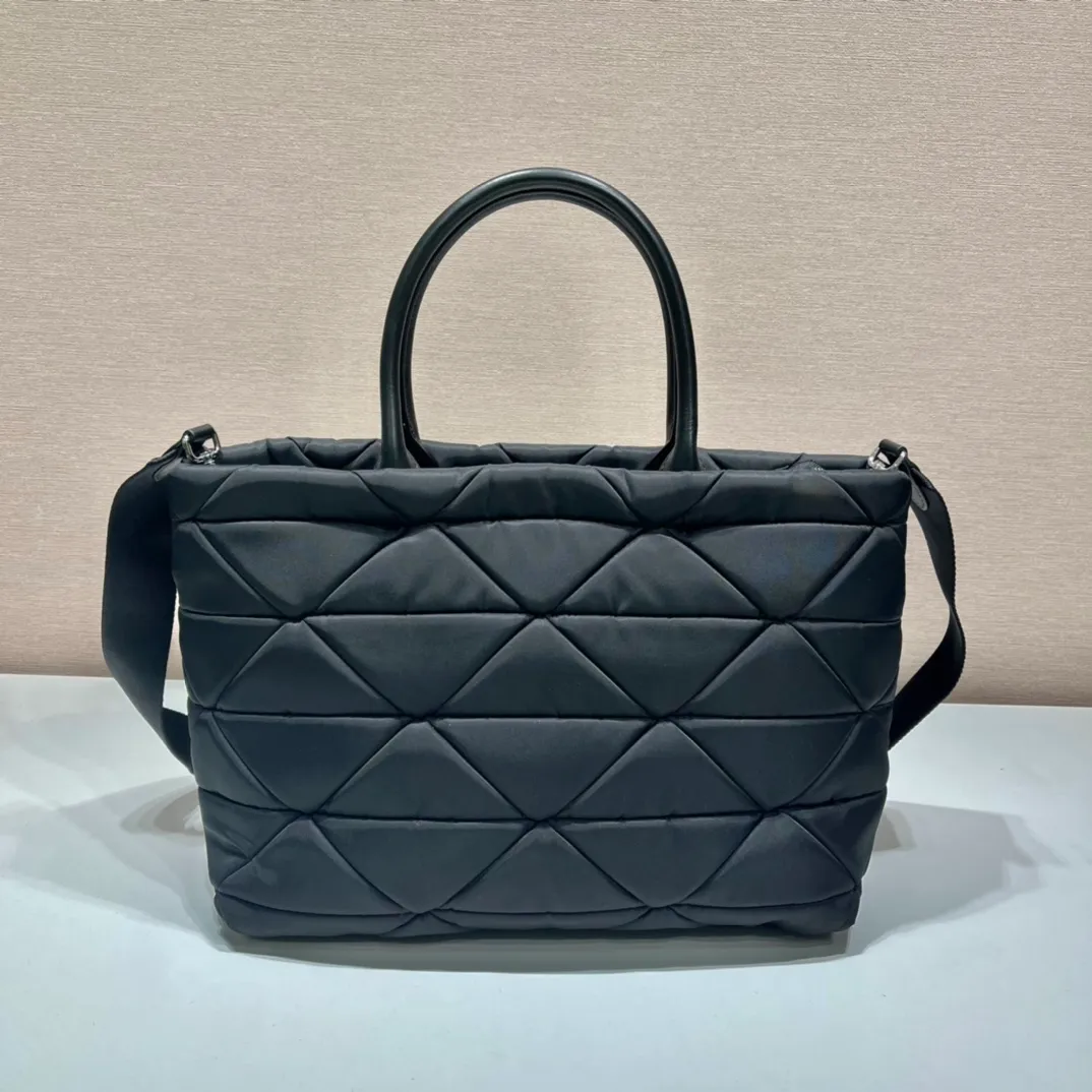 💰1260🎉Tote bag large size🎉1BG435 large size🎉🎉 This System tote bag is equipped with two leather handles, and the exquisite patchwork technology creates a triangular pattern, demonstrating the craftsmanship. The detachable woven nylon shoulder strap brings different styles, 😘Lightweight and practical, get it now🎉🎉 Length 33x Height 23x Bottom 16cm🎉🎉🎉👏👏👏