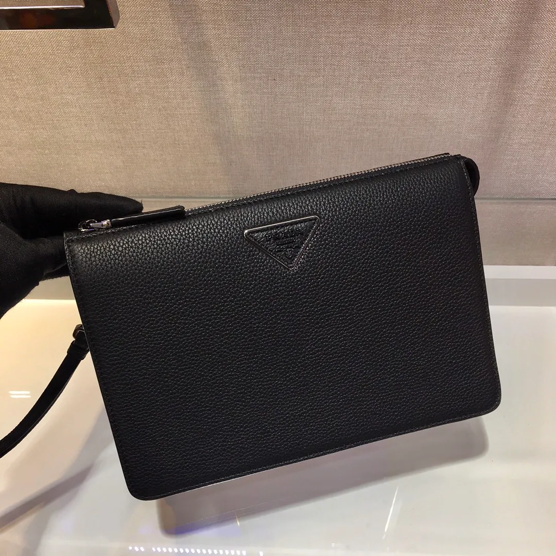 💰1120🎉Exclusive debut🎉New handbag👏2VF001, original item👍👍Made of imported calfskin material, top-grade metal accessories, removable leather strap, one outer pocket on the front, three compartments, one of which is equipped with eight bank card slots, internal logo plate, enamel triangle logo on the back exterior Heat-embossed logo on the front pocket🎉🎉This exquisite men's handbag presents a modern and masculine charm👍👍Recommended to buy🙊🙊 Length 26x Height 18x Bottom 4cm👍👍👍