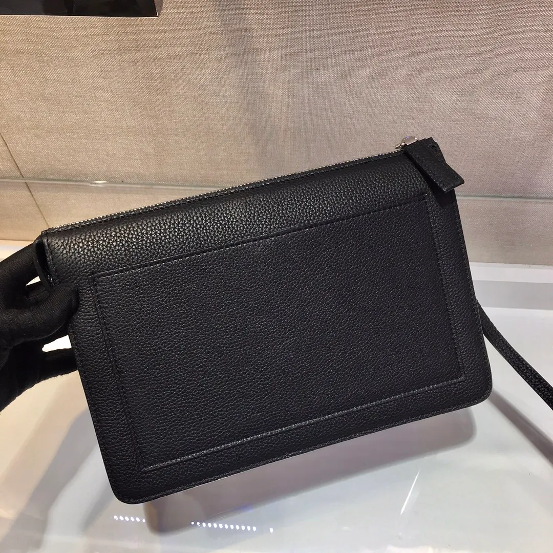 💰1120🎉Exclusive debut🎉New handbag👏2VF001, original item👍👍Made of imported calfskin material, top-grade metal accessories, removable leather strap, one outer pocket on the front, three compartments, one of which is equipped with eight bank card slots, internal logo plate, enamel triangle logo on the back exterior Heat-embossed logo on the front pocket🎉🎉This exquisite men's handbag presents a modern and masculine charm👍👍Recommended to buy🙊🙊 Length 26x Height 18x Bottom 4cm👍👍👍
