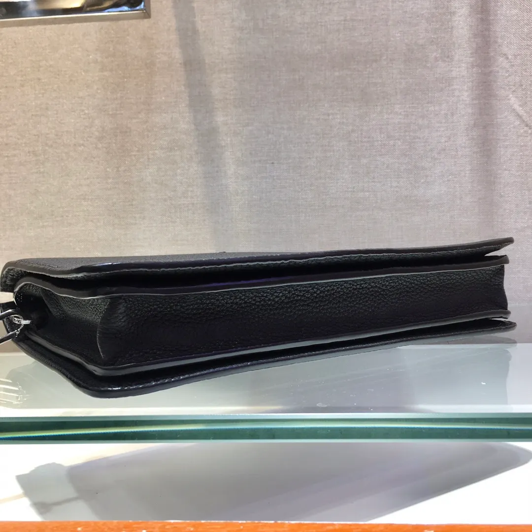 💰1120🎉Exclusive debut🎉New handbag👏2VF001, original item👍👍Made of imported calfskin material, top-grade metal accessories, removable leather strap, one outer pocket on the front, three compartments, one of which is equipped with eight bank card slots, internal logo plate, enamel triangle logo on the back exterior Heat-embossed logo on the front pocket🎉🎉This exquisite men's handbag presents a modern and masculine charm👍👍Recommended to buy🙊🙊 Length 26x Height 18x Bottom 4cm👍👍👍