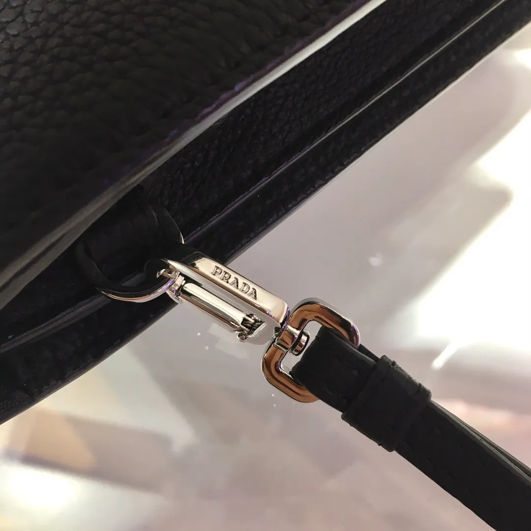 💰1120🎉Exclusive debut🎉New handbag👏2VF001, original item👍👍Made of imported calfskin material, top-grade metal accessories, removable leather strap, one outer pocket on the front, three compartments, one of which is equipped with eight bank card slots, internal logo plate, enamel triangle logo on the back exterior Heat-embossed logo on the front pocket🎉🎉This exquisite men's handbag presents a modern and masculine charm👍👍Recommended to buy🙊🙊 Length 26x Height 18x Bottom 4cm👍👍👍