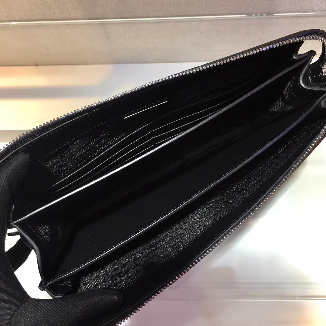 💰1120🎉Exclusive debut🎉New handbag👏2VF001, original item👍👍Made of imported calfskin material, top-grade metal accessories, removable leather strap, one outer pocket on the front, three compartments, one of which is equipped with eight bank card slots, internal logo plate, enamel triangle logo on the back exterior Heat-embossed logo on the front pocket🎉🎉This exquisite men's handbag presents a modern and masculine charm👍👍Recommended to buy🙊🙊 Length 26x Height 18x Bottom 4cm👍👍👍
