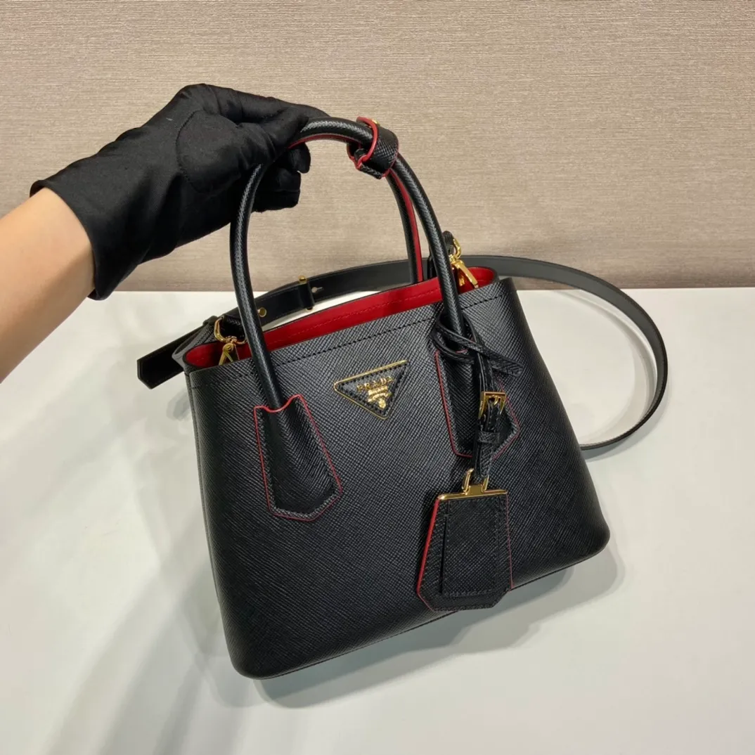 💰1900🎉New style🎉1BG443 small shopping bag🎉🎉 This Double handbag is presented in a novel mini version, combining functionality and exquisite style. Tonal leather triangle wraps around signature metal lettering logo at front. Detachable shoulder strap for shoulder or cross-body wear. Simple and elegant, if you like babies, hurry up and get it🎉🎉 Length 25x Height 18.5x Bottom 12.5cm🎉🎉🎉👏👏👏