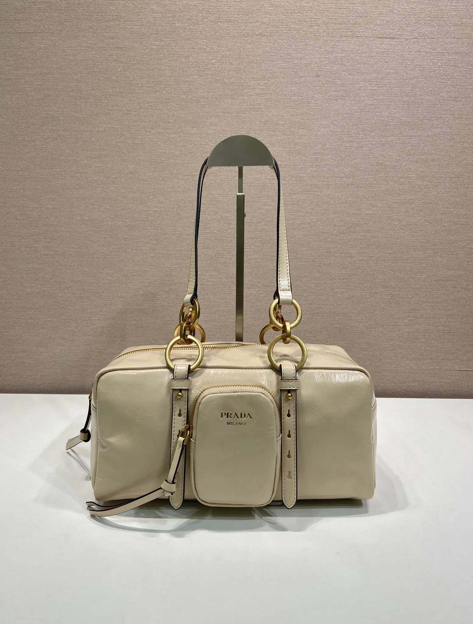 💰1700🎉New oil wax leather🎉1BB138 large🎉🎉 This shoulder bag is reinterpreted with soft oil wax leather design, retro metal hardware and zipper pockets with archive elements, highlighting the retro charm. It can be carried on the shoulder or in the hand, has a large capacity, and the upper body effect is very fashionable and versatile. Another popular style that never goes out of style, beauties 😘 hurry up and get it🎉🎉 Length 30x height 14x base 13.5cm🎉🎉🎉💰💰💰