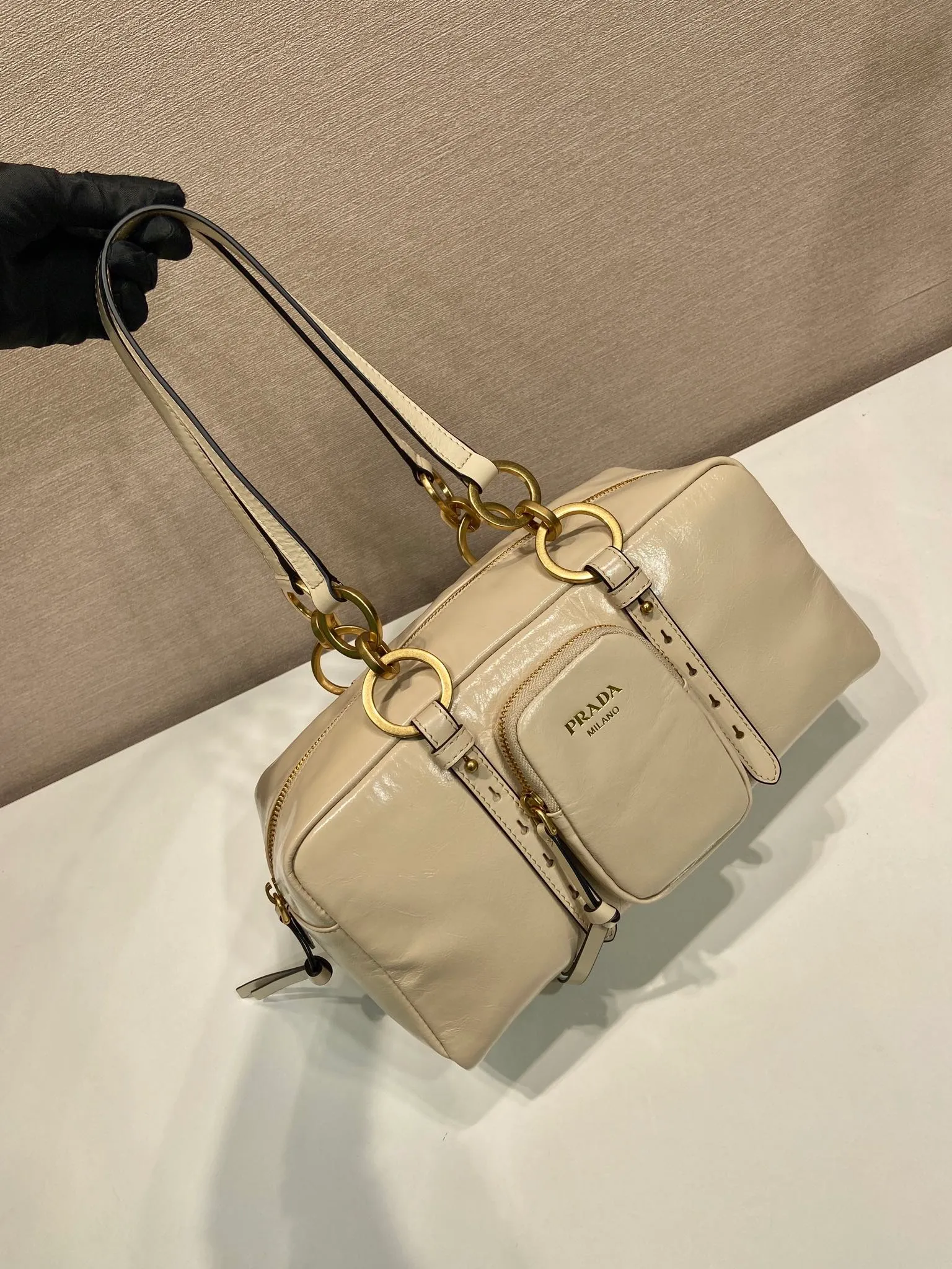 💰1700🎉New oil wax leather🎉1BB138 large🎉🎉 This shoulder bag is reinterpreted with soft oil wax leather design, retro metal hardware and zipper pockets with archive elements, highlighting the retro charm. It can be carried on the shoulder or in the hand, has a large capacity, and the upper body effect is very fashionable and versatile. Another popular style that never goes out of style, beauties 😘 hurry up and get it🎉🎉 Length 30x height 14x base 13.5cm🎉🎉🎉💰💰💰