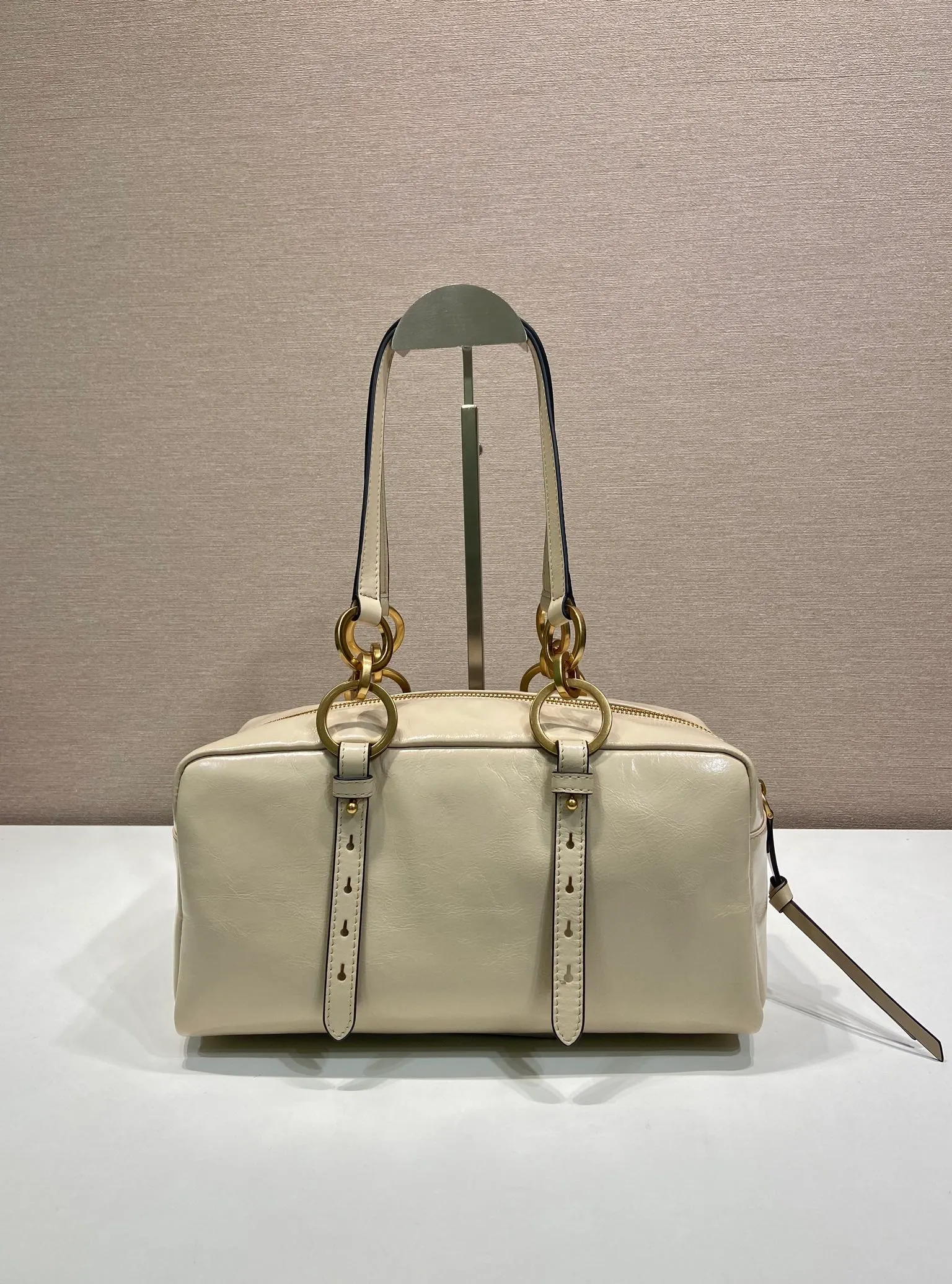 💰1700🎉New oil wax leather🎉1BB138 large🎉🎉 This shoulder bag is reinterpreted with soft oil wax leather design, retro metal hardware and zipper pockets with archive elements, highlighting the retro charm. It can be carried on the shoulder or in the hand, has a large capacity, and the upper body effect is very fashionable and versatile. Another popular style that never goes out of style, beauties 😘 hurry up and get it🎉🎉 Length 30x height 14x base 13.5cm🎉🎉🎉💰💰💰