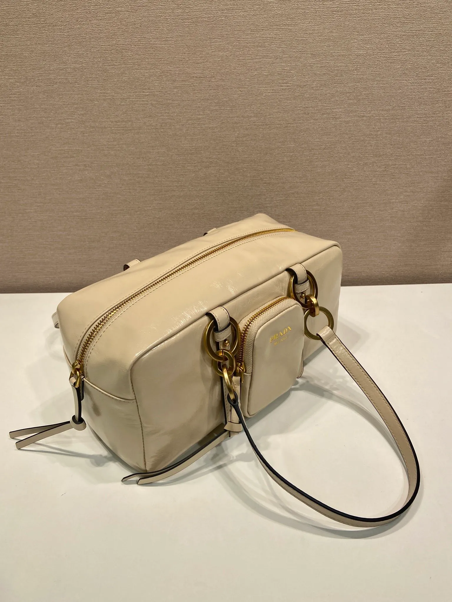 💰1700🎉New oil wax leather🎉1BB138 large🎉🎉 This shoulder bag is reinterpreted with soft oil wax leather design, retro metal hardware and zipper pockets with archive elements, highlighting the retro charm. It can be carried on the shoulder or in the hand, has a large capacity, and the upper body effect is very fashionable and versatile. Another popular style that never goes out of style, beauties 😘 hurry up and get it🎉🎉 Length 30x height 14x base 13.5cm🎉🎉🎉💰💰💰