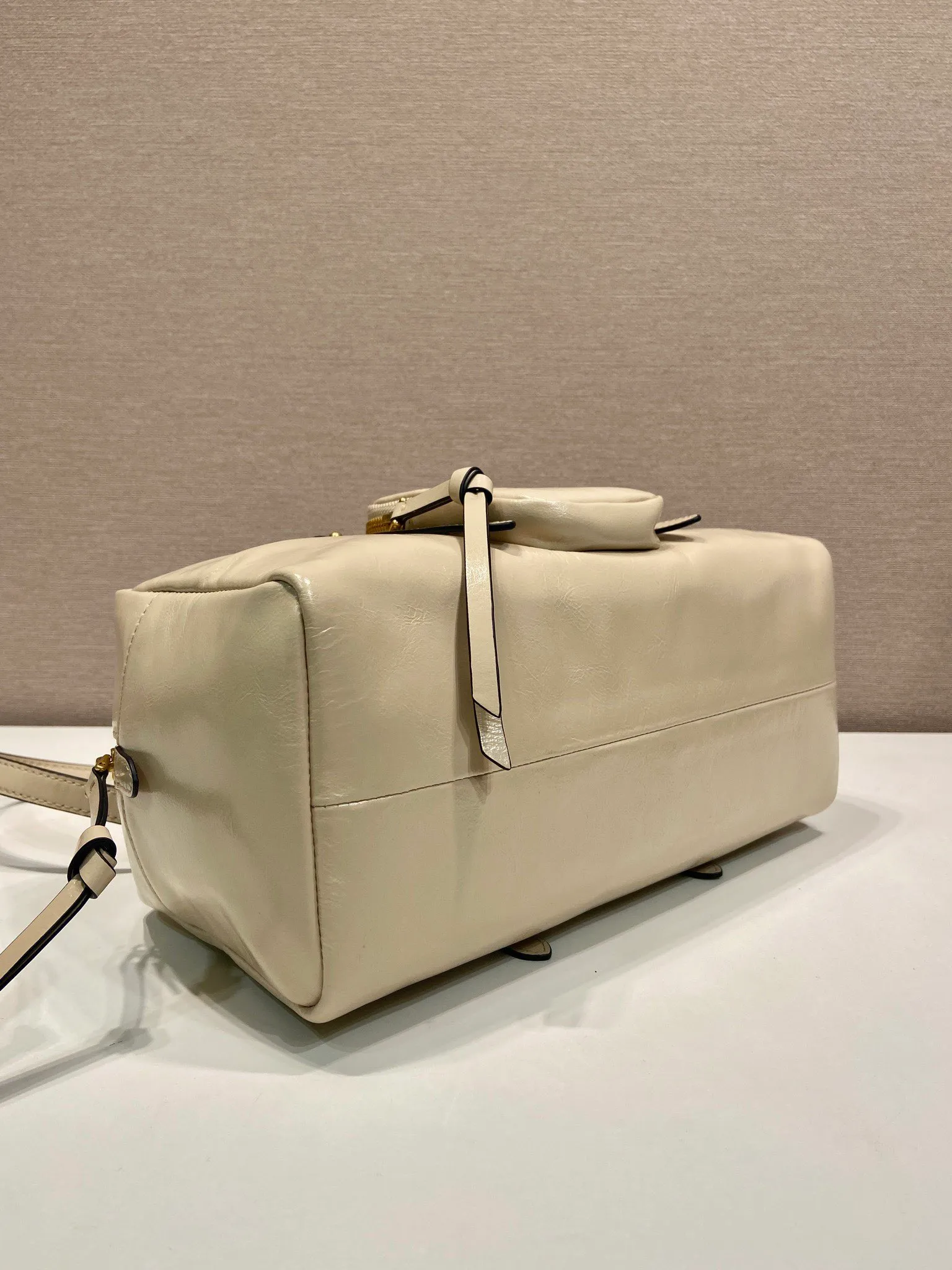 💰1700🎉New oil wax leather🎉1BB138 large🎉🎉 This shoulder bag is reinterpreted with soft oil wax leather design, retro metal hardware and zipper pockets with archive elements, highlighting the retro charm. It can be carried on the shoulder or in the hand, has a large capacity, and the upper body effect is very fashionable and versatile. Another popular style that never goes out of style, beauties 😘 hurry up and get it🎉🎉 Length 30x height 14x base 13.5cm🎉🎉🎉💰💰💰