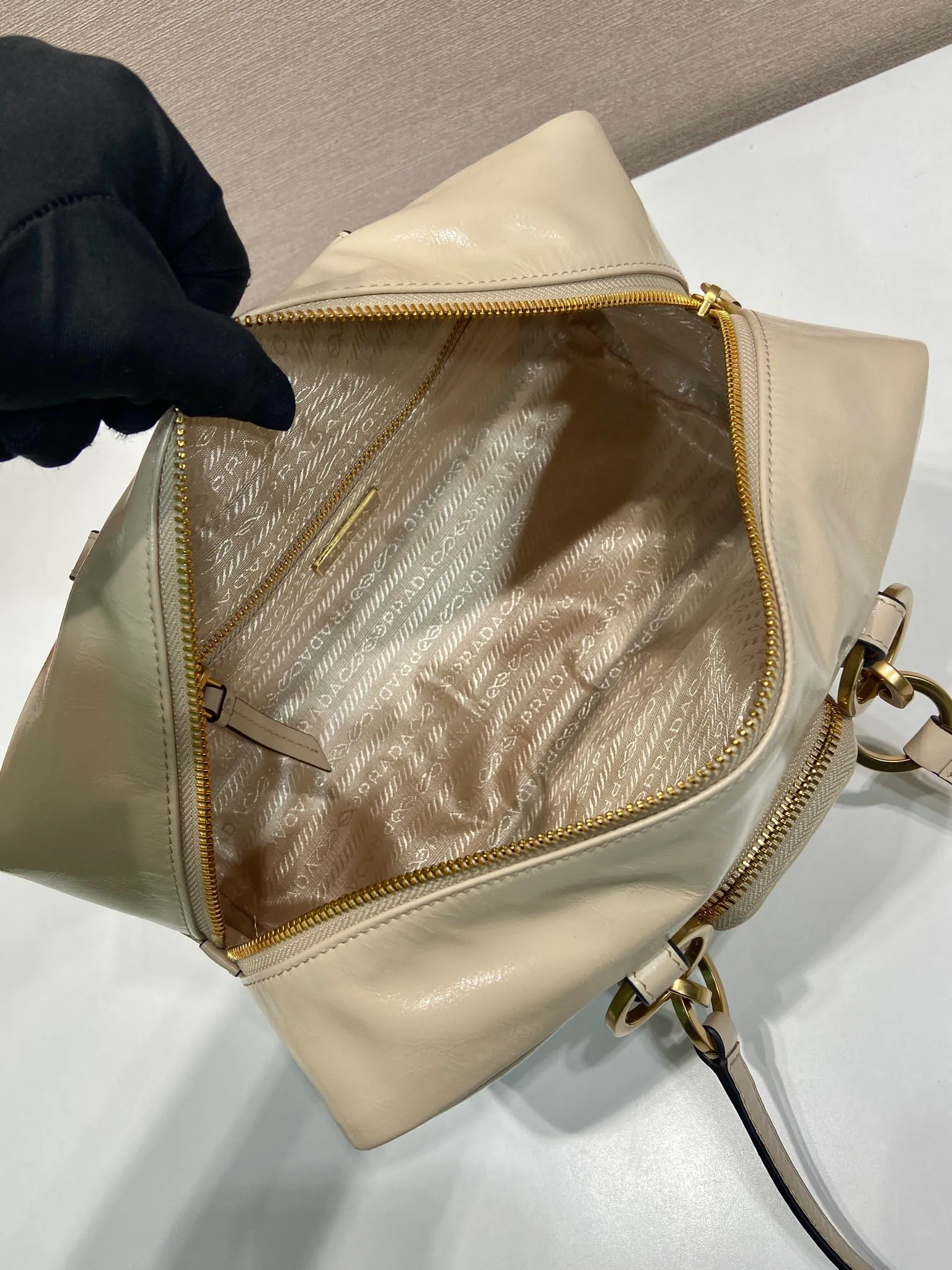 💰1700🎉New oil wax leather🎉1BB138 large🎉🎉 This shoulder bag is reinterpreted with soft oil wax leather design, retro metal hardware and zipper pockets with archive elements, highlighting the retro charm. It can be carried on the shoulder or in the hand, has a large capacity, and the upper body effect is very fashionable and versatile. Another popular style that never goes out of style, beauties 😘 hurry up and get it🎉🎉 Length 30x height 14x base 13.5cm🎉🎉🎉💰💰💰