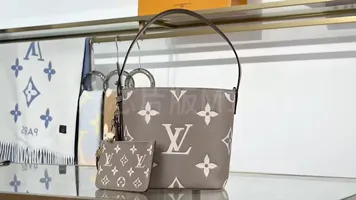 P¥1360👉nfc163C01 dynamic chip👈 [100% MB special grade original leather, all steel hardware] This All In BB handbag integrates modern design concepts into elegant silhouette and ample space. Monogram Empreinte leather craftsmanship creates a simple bucket bag structure, the iconic nameplate and metal padlock highlight the exquisite details, and the adjustable handle pays homage to the brand's trunk-making heritage. Embossed grained cow leather - Cow leather trim - Textile lining - Metal hardware - Magnetic and hook closure - Removable zippered interior pocket - A brand name - Padlock - Holds your smartphone, keys, Zippy wallet and headphones - Shoulder strap: non-detachable, adjustable! ! Model: M13045; Size: 16x18x12CM