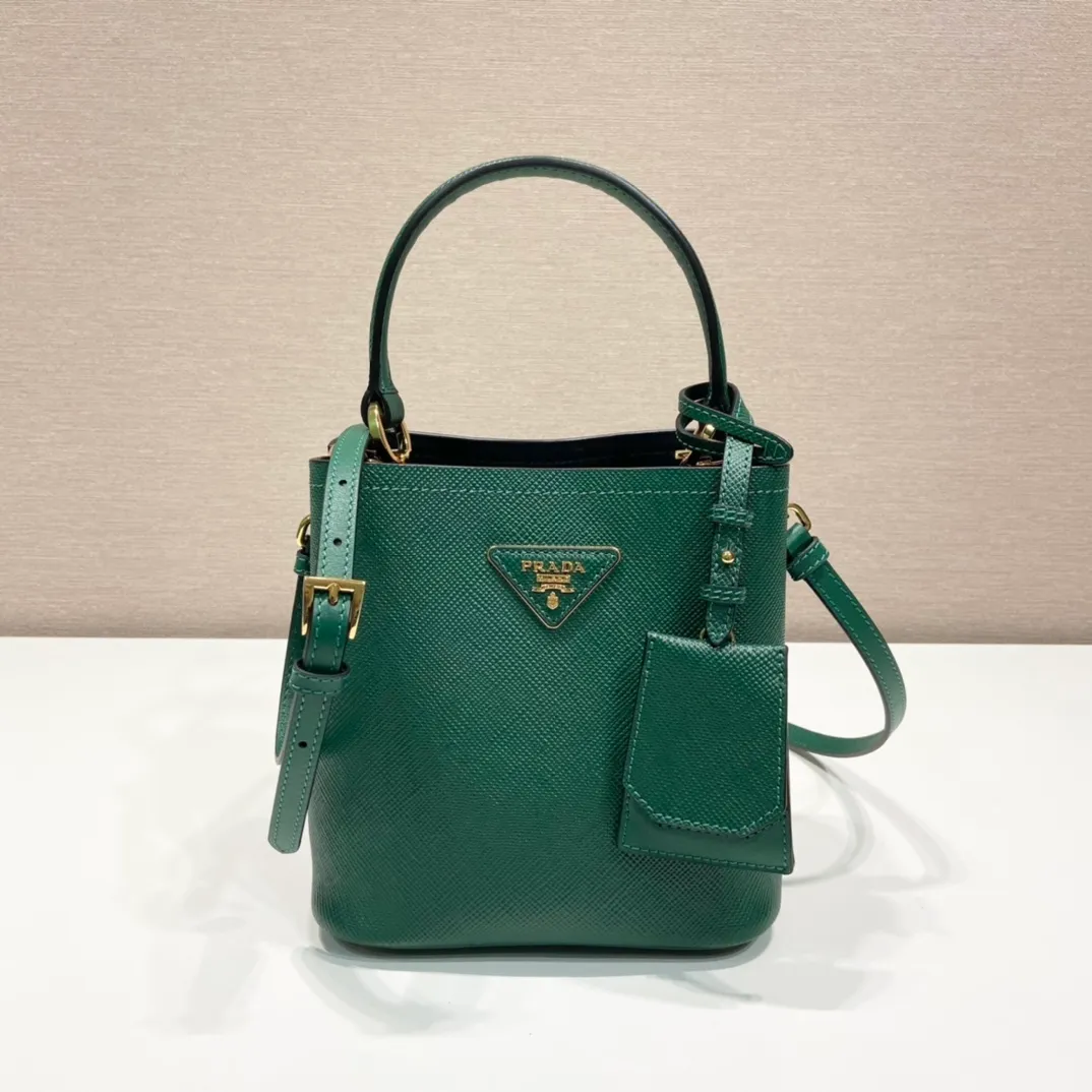 💰1700🔆Exclusive first launch🔆1BA217 mini size new color💋Original item🤙🤙Made of imported Saffiano leather material, removable shoulder strap, leather nameplate and metal logo complement each other. Leather-covered central pocket with magnetic buckle. Saffiano leather triangle logo. Contrast color nappa leather lining. This Double handbag has an elegant style, eye-catching and unique. It is also a popular style🙋🏻🙋🏻Length 17x Height 18X Bottom 10.5cm