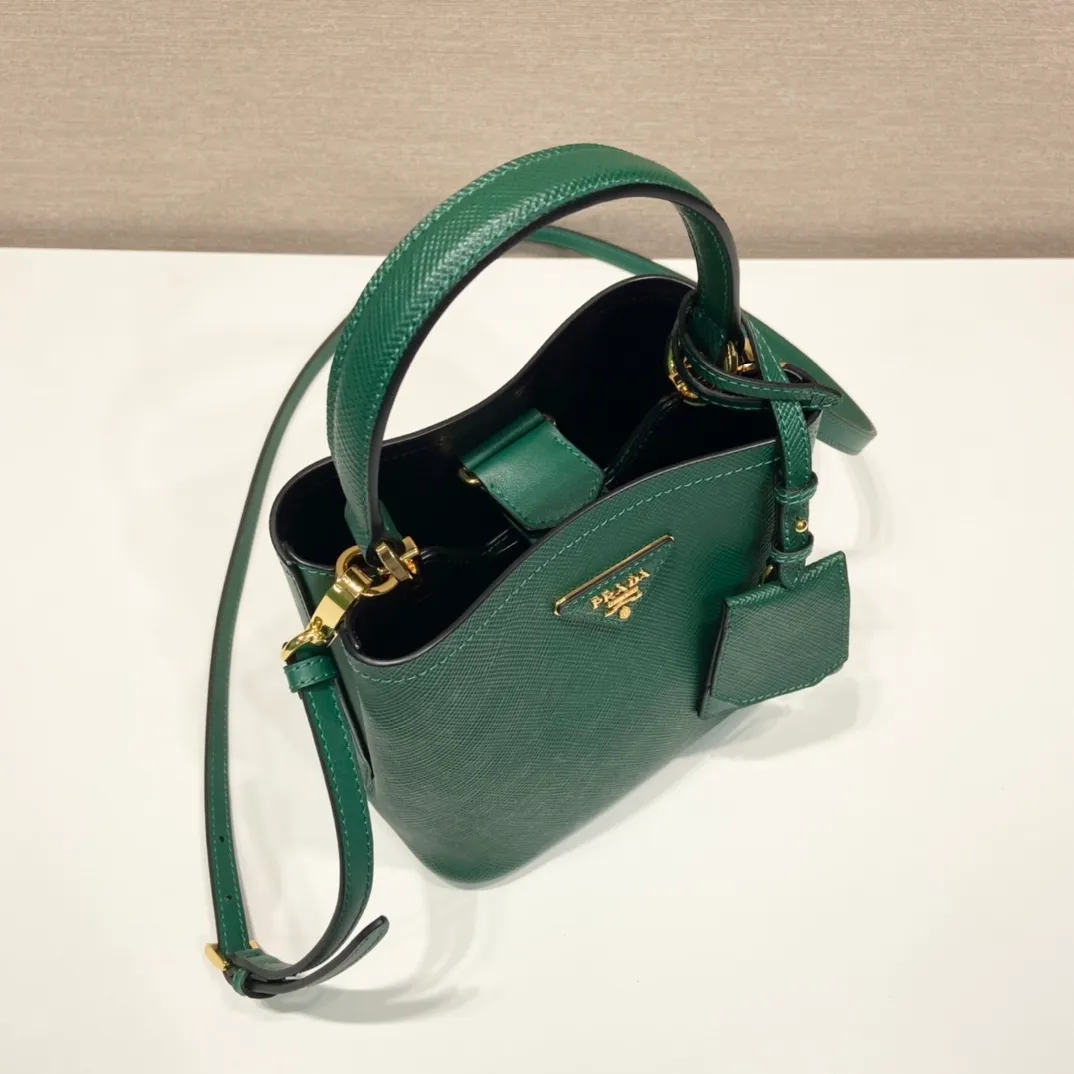 💰1700🔆Exclusive first launch🔆1BA217 mini size new color💋Original item🤙🤙Made of imported Saffiano leather material, removable shoulder strap, leather nameplate and metal logo complement each other. Leather-covered central pocket with magnetic buckle. Saffiano leather triangle logo. Contrast color nappa leather lining. This Double handbag has an elegant style, eye-catching and unique. It is also a popular style🙋🏻🙋🏻Length 17x Height 18X Bottom 10.5cm