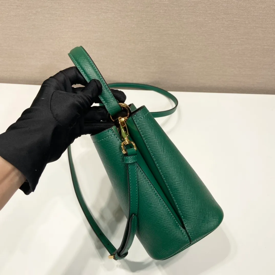 💰1700🔆Exclusive first launch🔆1BA217 mini size new color💋Original item🤙🤙Made of imported Saffiano leather material, removable shoulder strap, leather nameplate and metal logo complement each other. Leather-covered central pocket with magnetic buckle. Saffiano leather triangle logo. Contrast color nappa leather lining. This Double handbag has an elegant style, eye-catching and unique. It is also a popular style🙋🏻🙋🏻Length 17x Height 18X Bottom 10.5cm