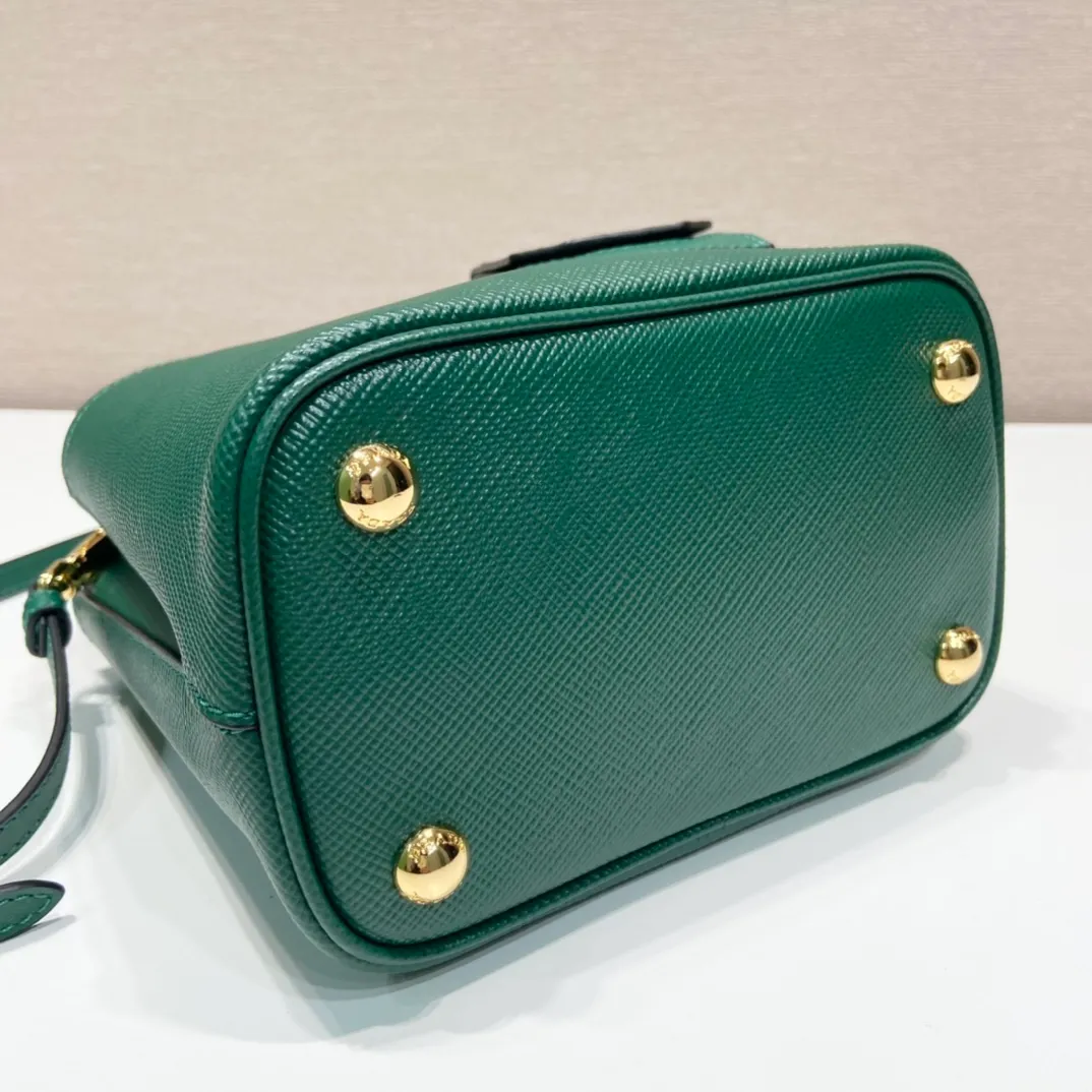 💰1700🔆Exclusive first launch🔆1BA217 mini size new color💋Original item🤙🤙Made of imported Saffiano leather material, removable shoulder strap, leather nameplate and metal logo complement each other. Leather-covered central pocket with magnetic buckle. Saffiano leather triangle logo. Contrast color nappa leather lining. This Double handbag has an elegant style, eye-catching and unique. It is also a popular style🙋🏻🙋🏻Length 17x Height 18X Bottom 10.5cm