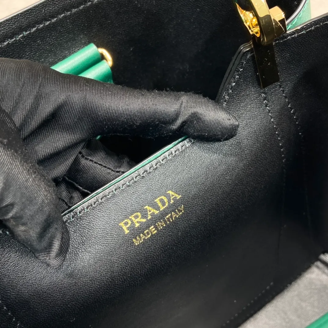 💰1700🔆Exclusive first launch🔆1BA217 mini size new color💋Original item🤙🤙Made of imported Saffiano leather material, removable shoulder strap, leather nameplate and metal logo complement each other. Leather-covered central pocket with magnetic buckle. Saffiano leather triangle logo. Contrast color nappa leather lining. This Double handbag has an elegant style, eye-catching and unique. It is also a popular style🙋🏻🙋🏻Length 17x Height 18X Bottom 10.5cm